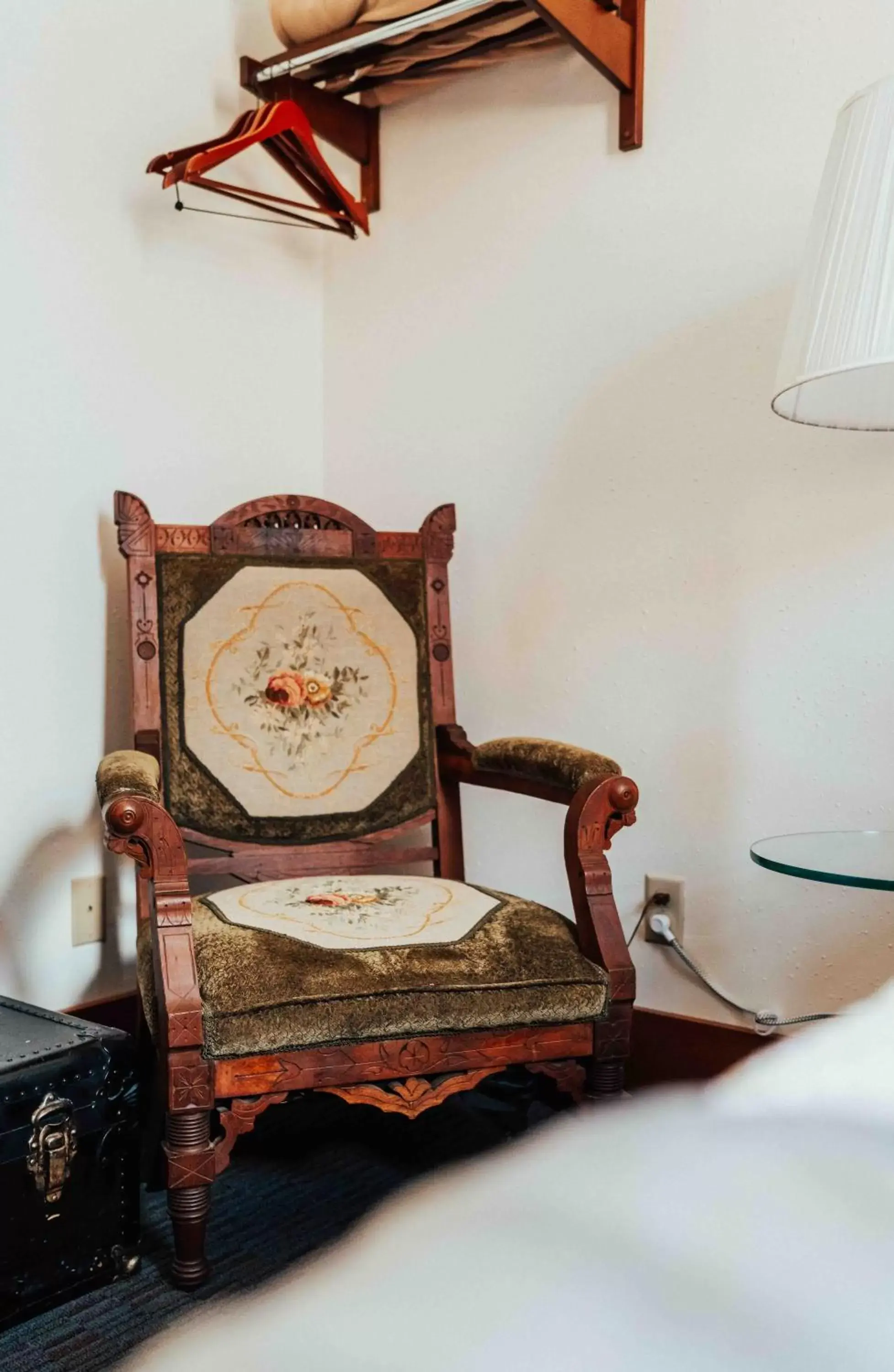 Bedroom, Seating Area in Town Hall Inn