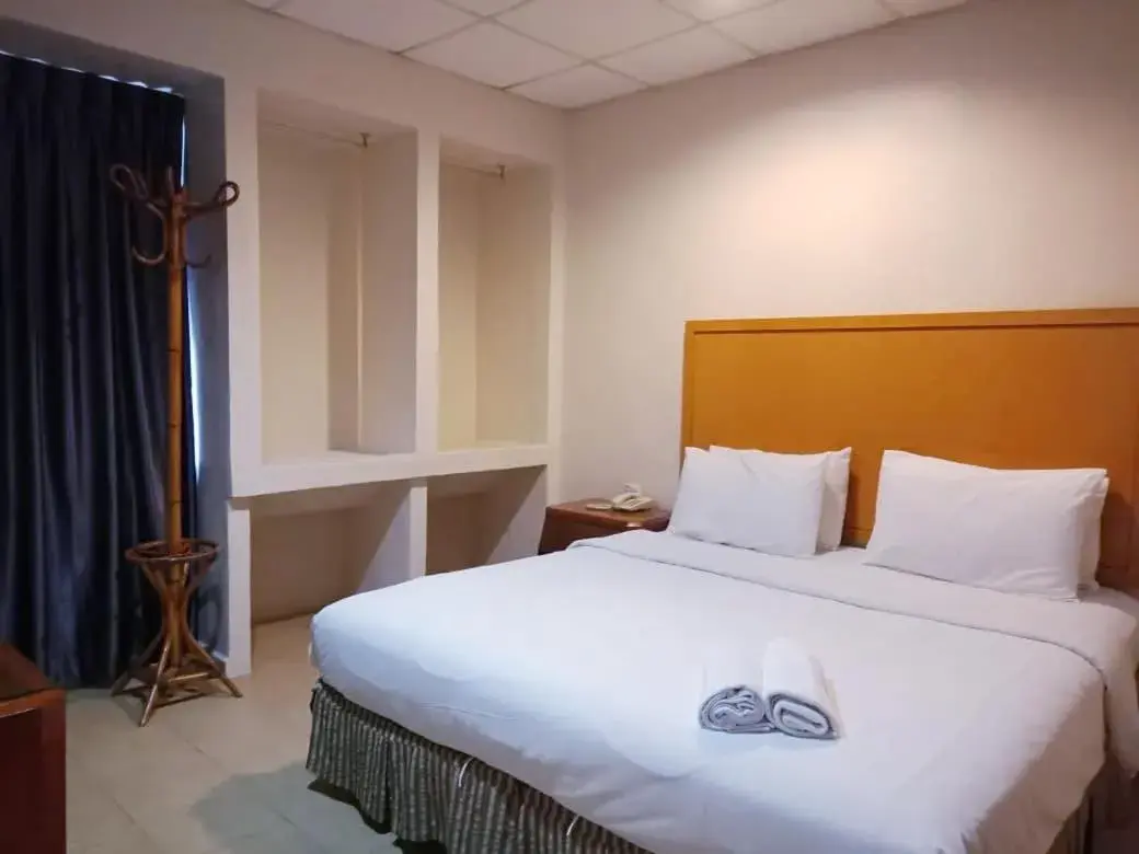 Photo of the whole room, Bed in Golden Court Hotel - Sri Pelangi Photo of the whole room, Bed in Golden Court Hotel - Sri Pelangi