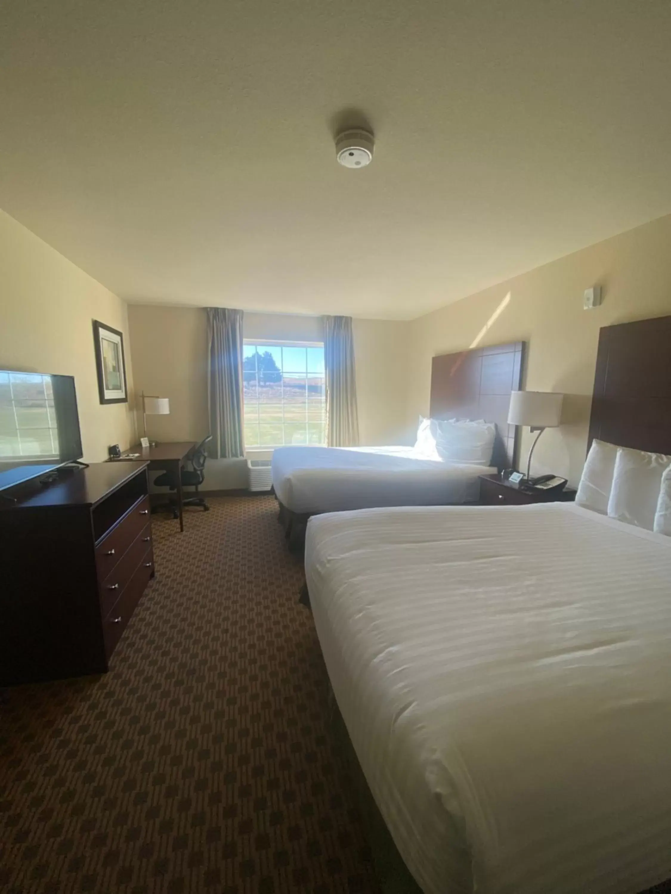 Bed in Cobblestone Hotel & Suites - Broken Bow