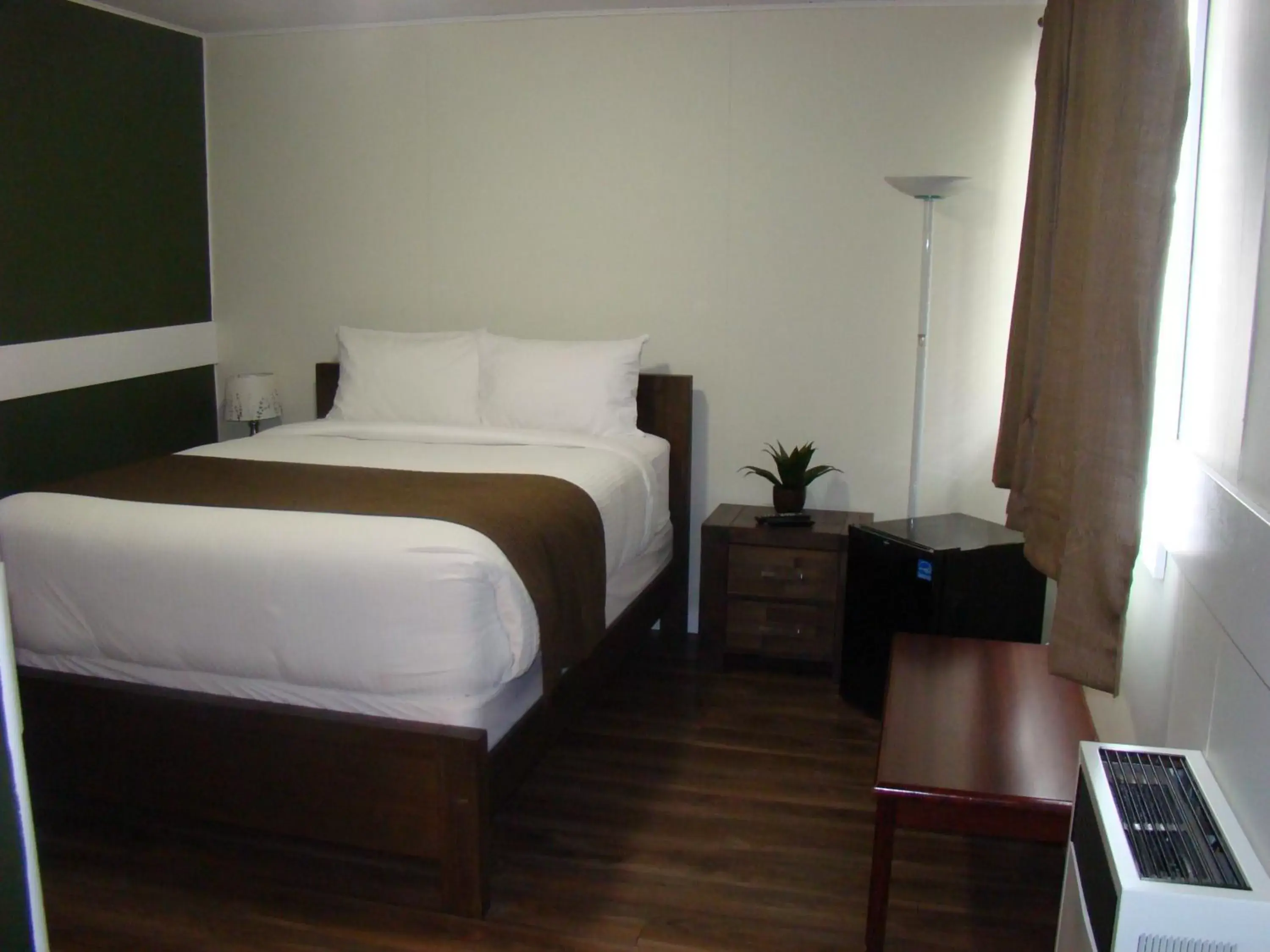 Bedroom, Bed in Paddock Inn