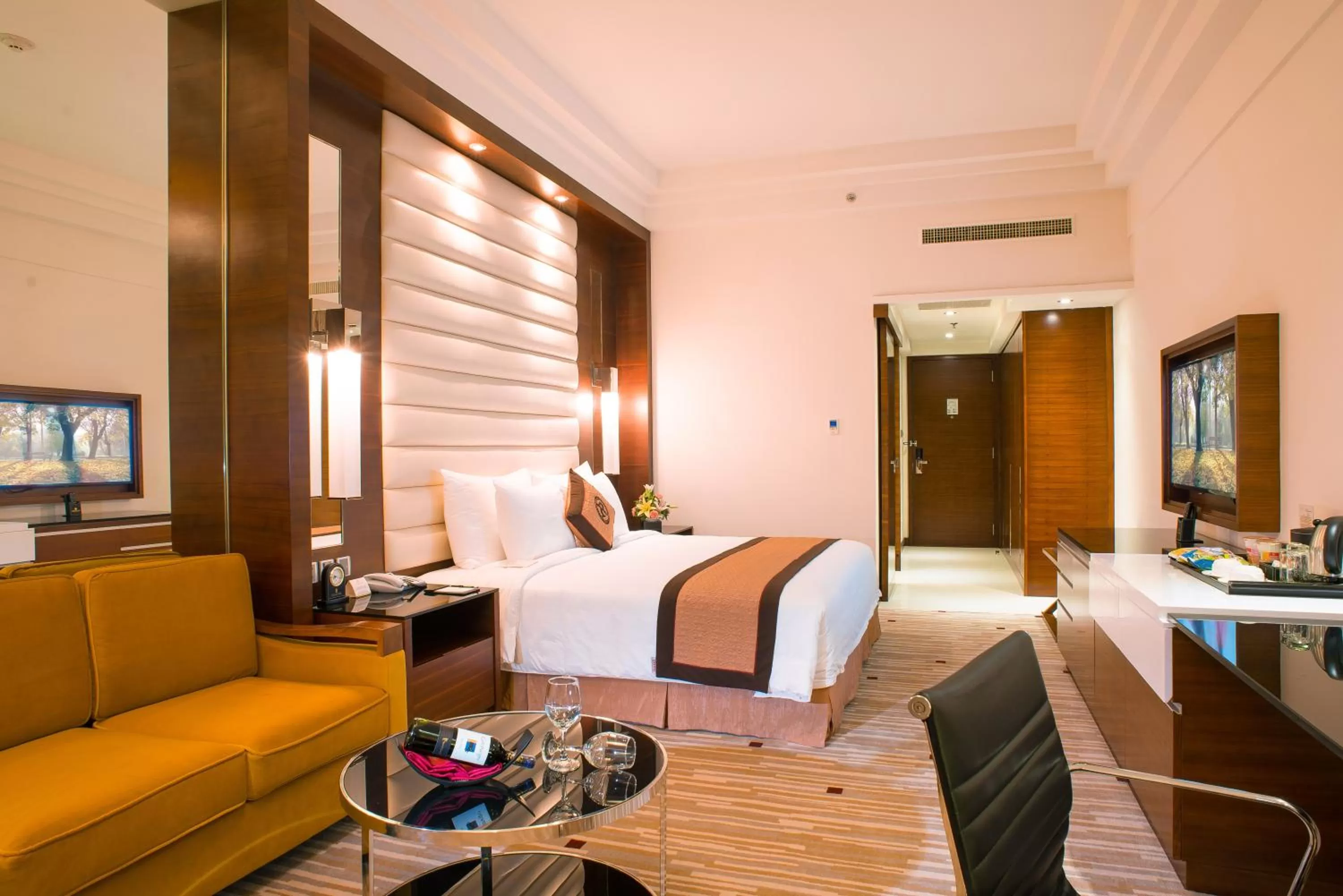 Photo of the whole room in Royal Halong Hotel