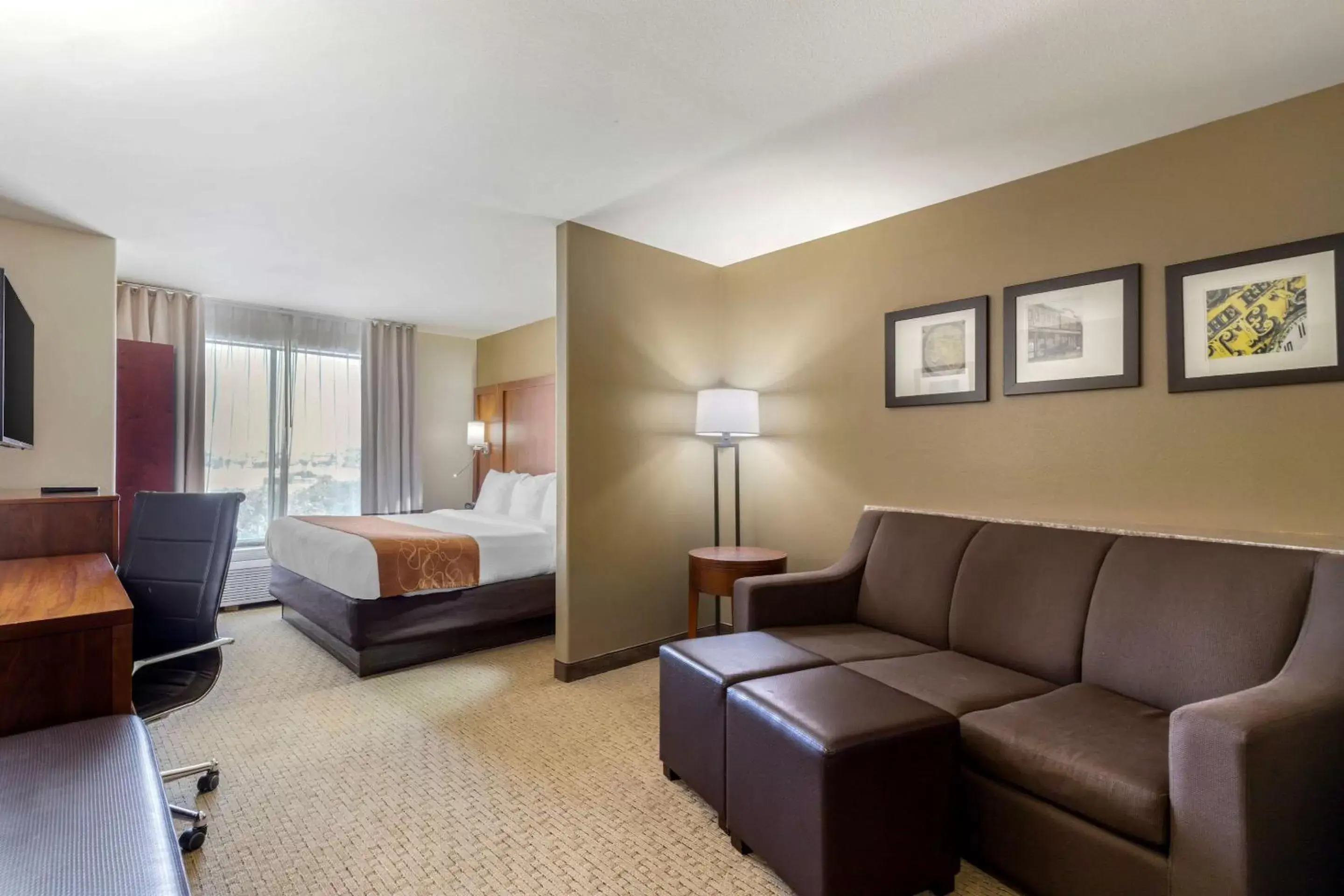 Bed, Seating Area in Comfort Suites North Pflugerville - Austin North