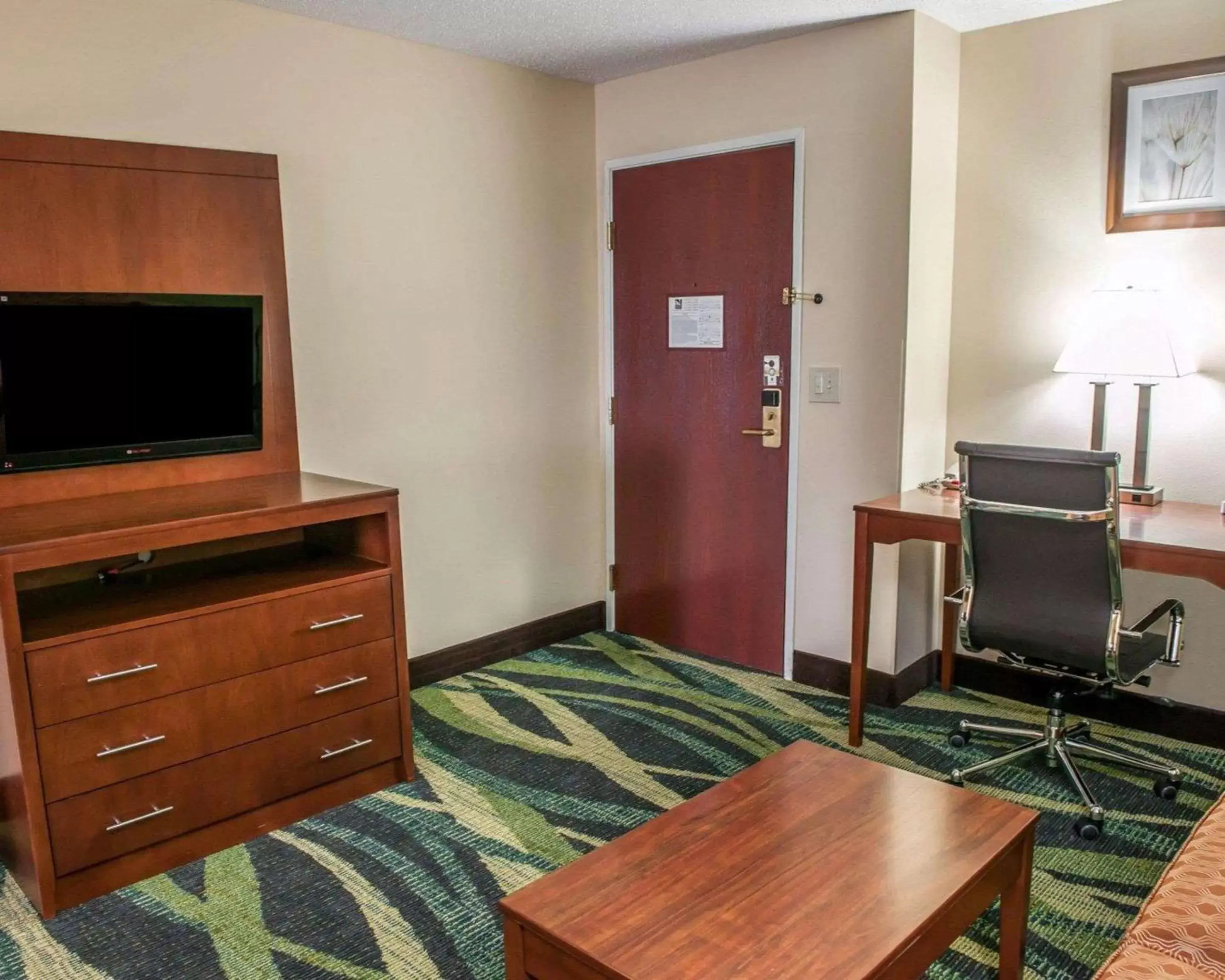 Photo of the whole room, TV/Entertainment Center in Quality Inn & Suites South Bend Airport