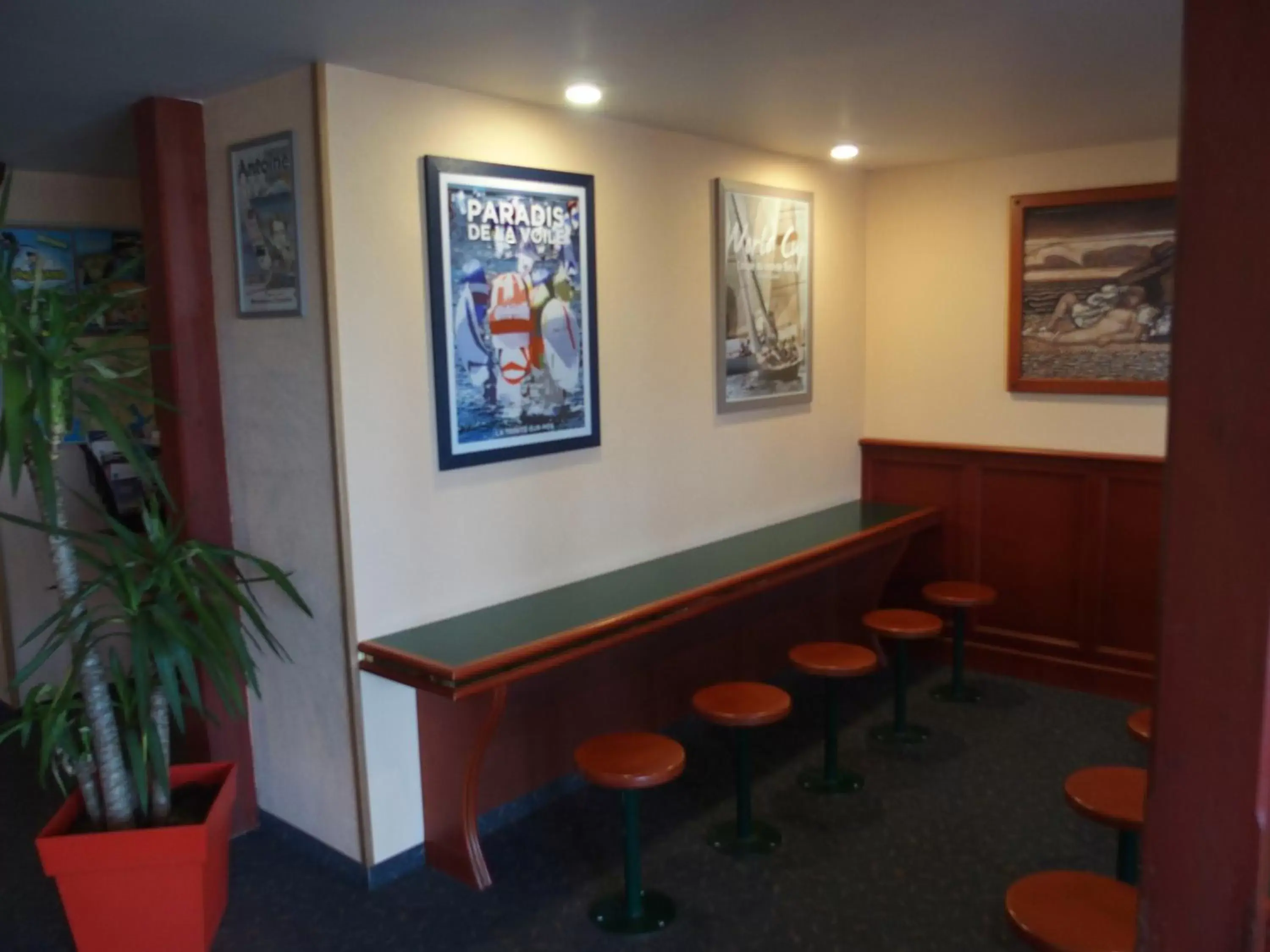 Dining area in Quick Palace Vannes