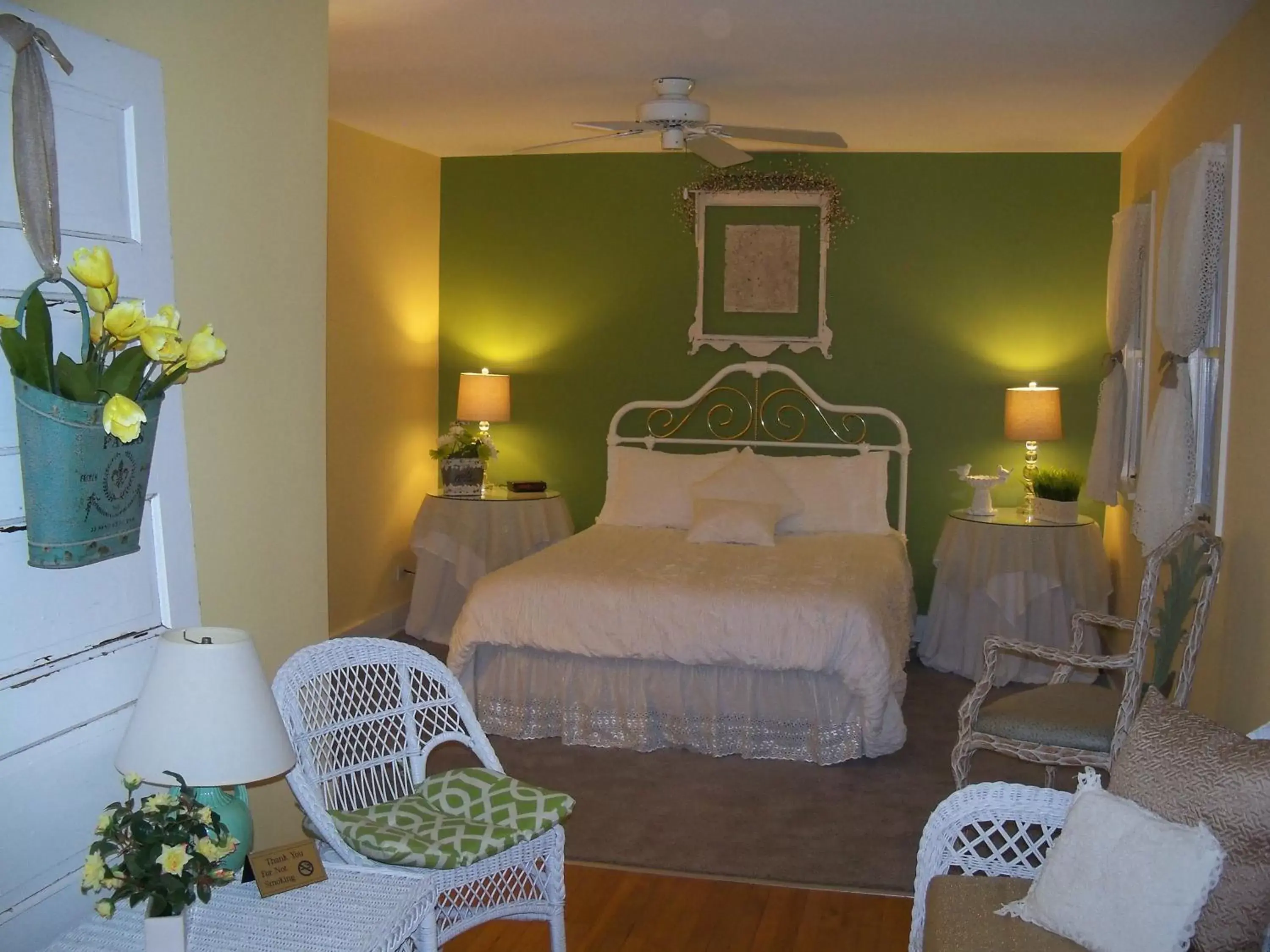 Queen Room - Spring in The Inn at Union Pier Queen Room - Spring in The Inn at Union Pier