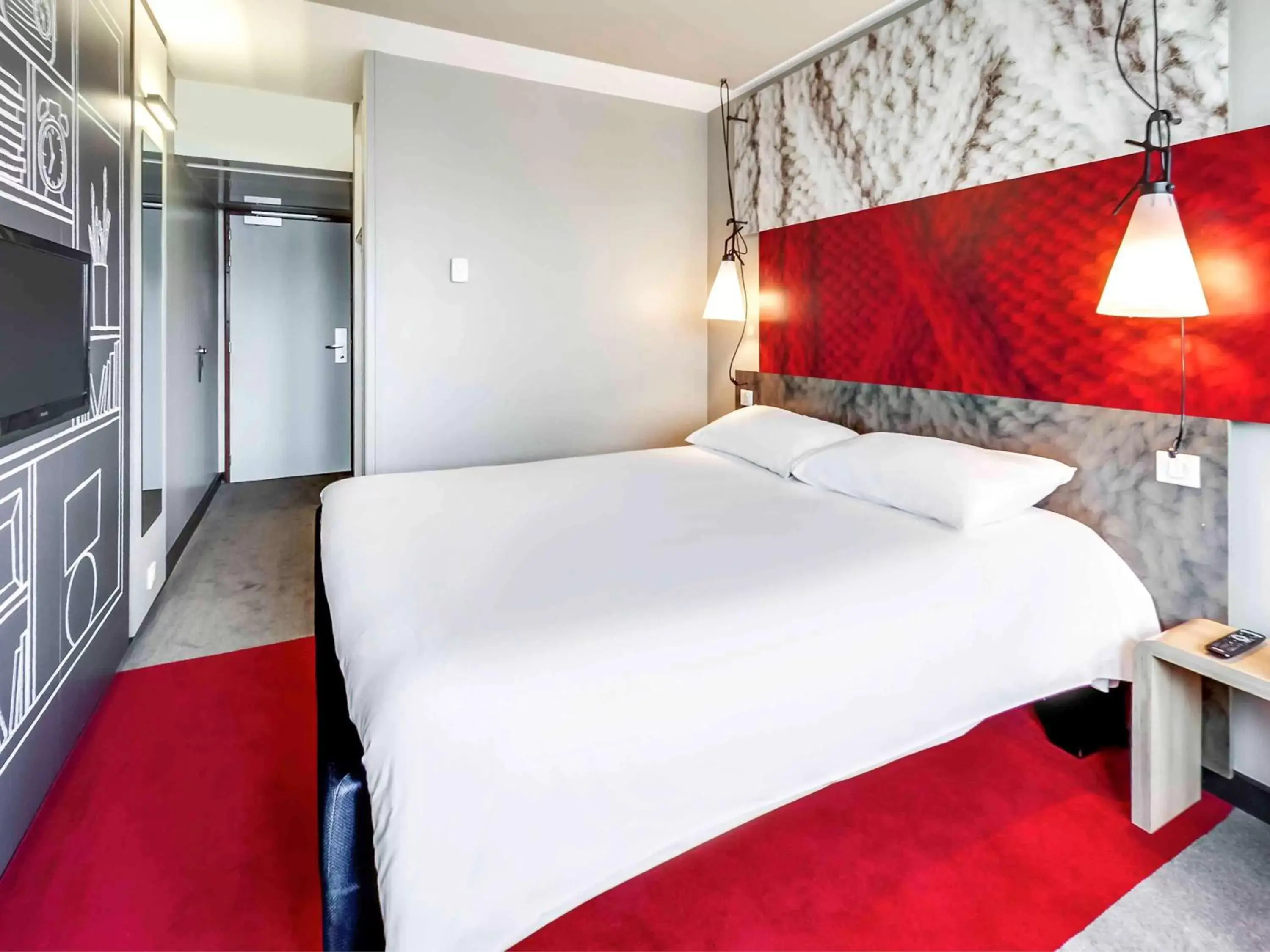 Photo of the whole room, Bed in ibis Orleans Centre Gare