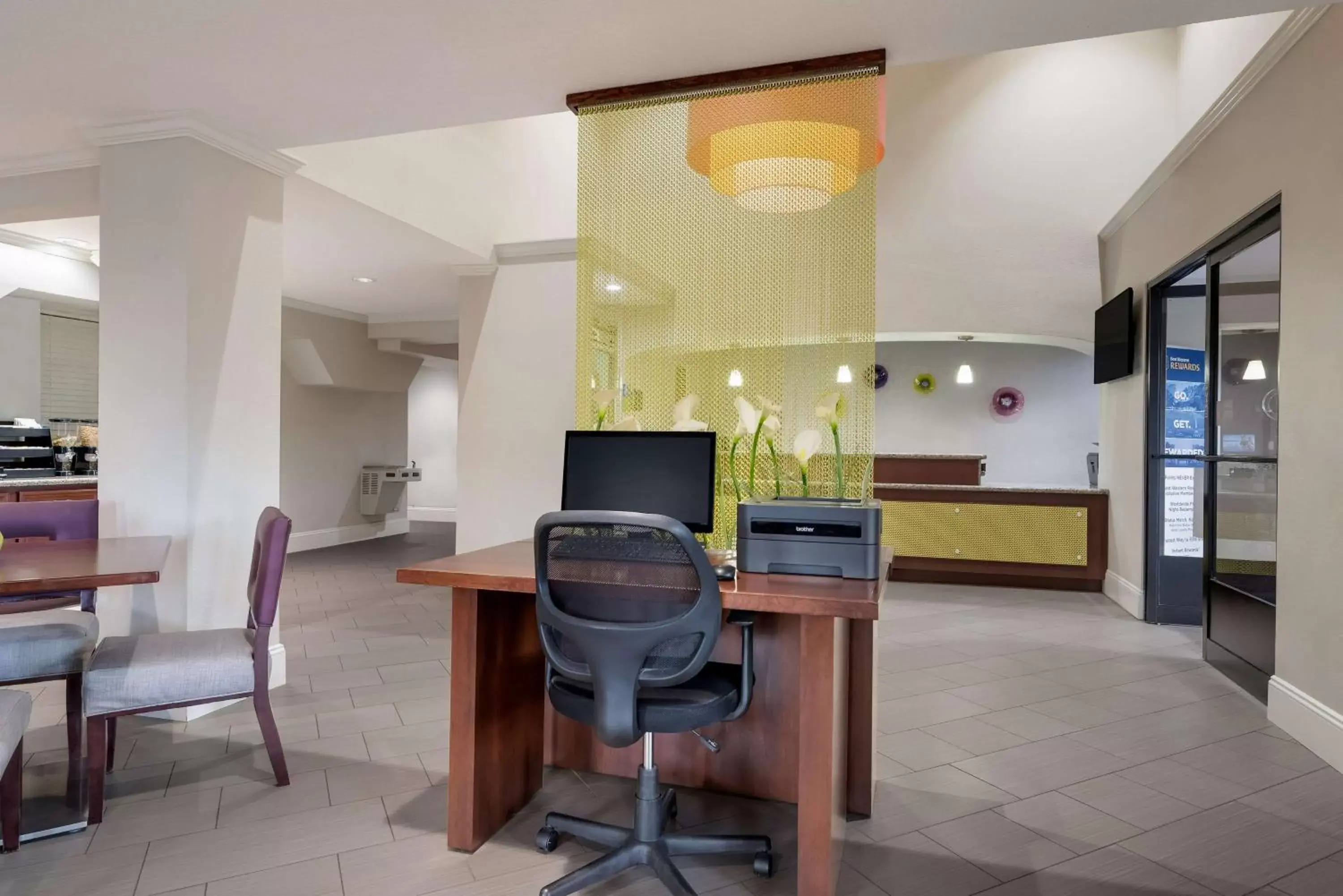 Business facilities, TV/Entertainment Center in SureStay Hotel by Best Western Deer Park