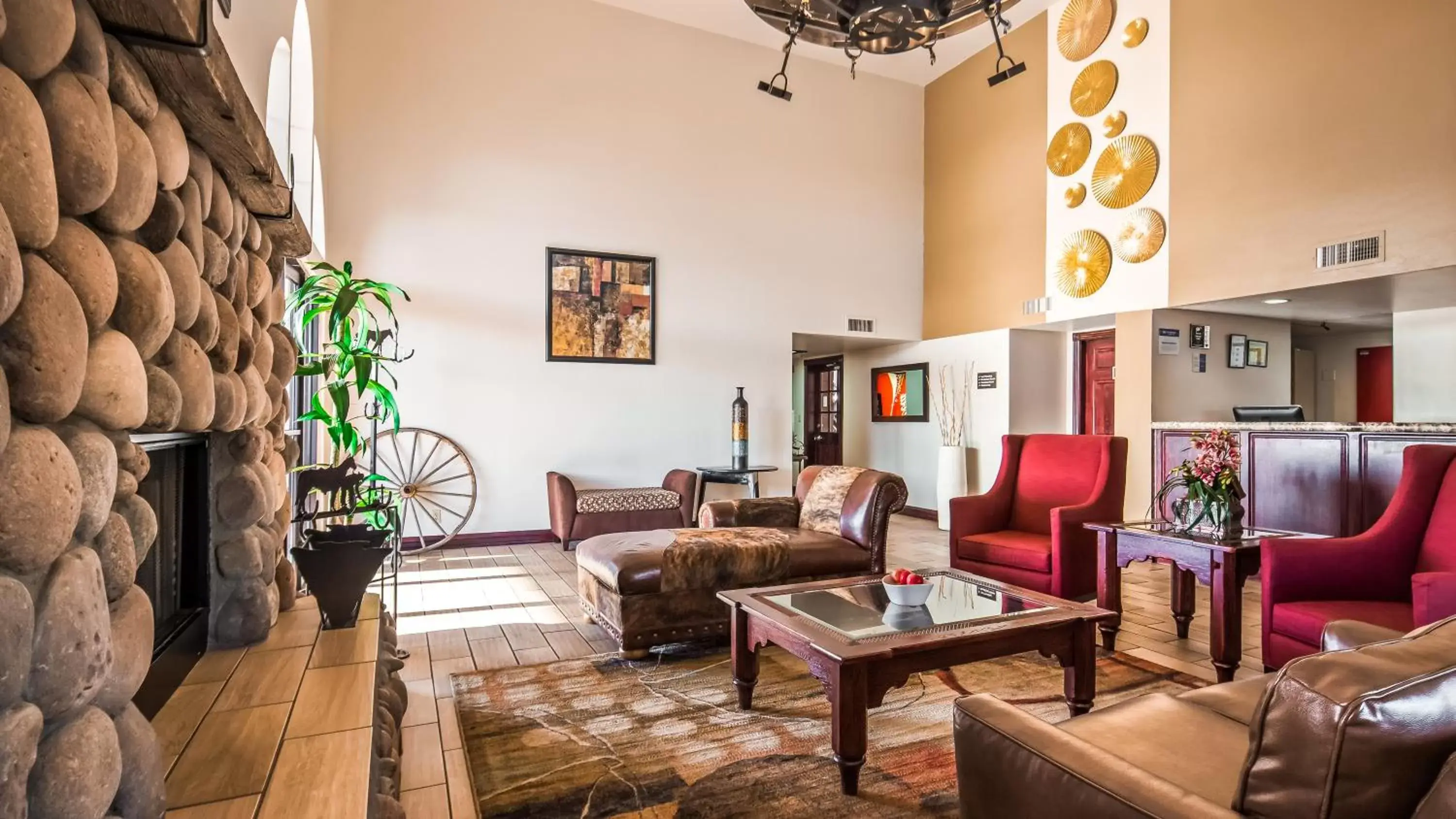 Living room, Seating Area in Best Western Superstition Springs Inn