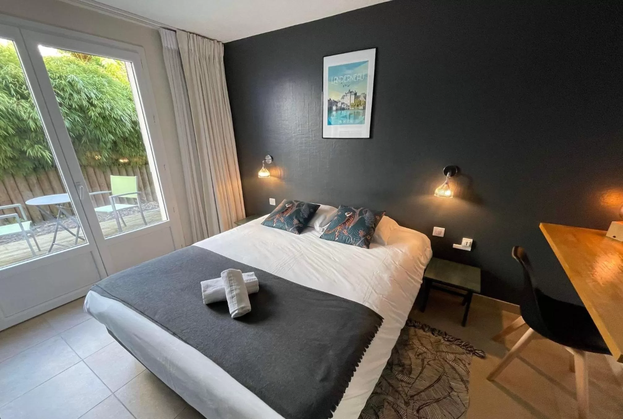 Patio, Bed in Le Clos Du Pontic Logis et Cit'Hotel