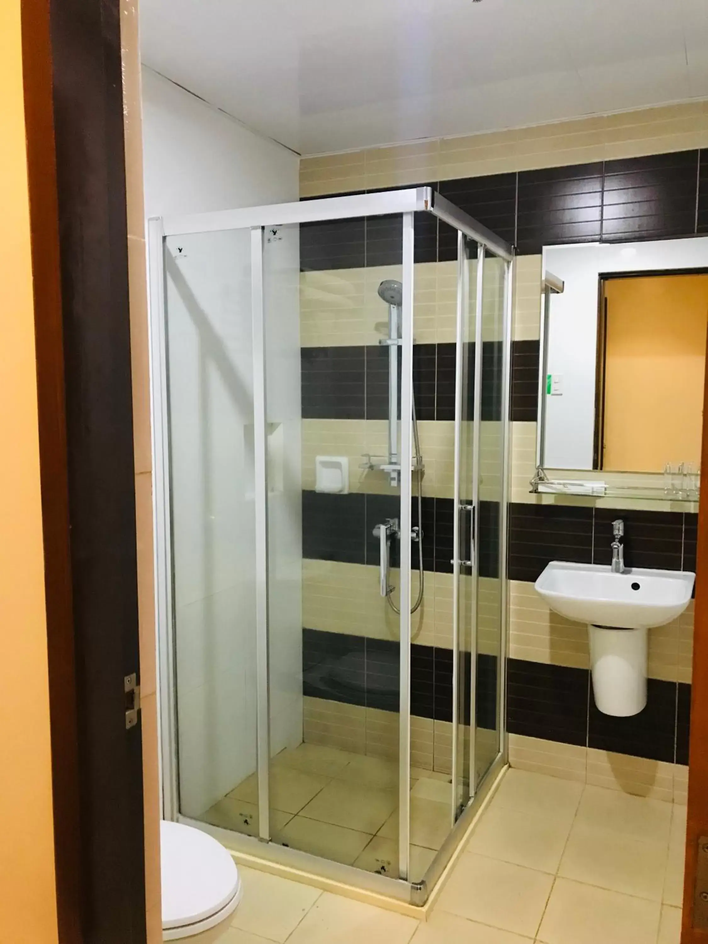 Shower, Bathroom in Coron Soleil Express Hotel