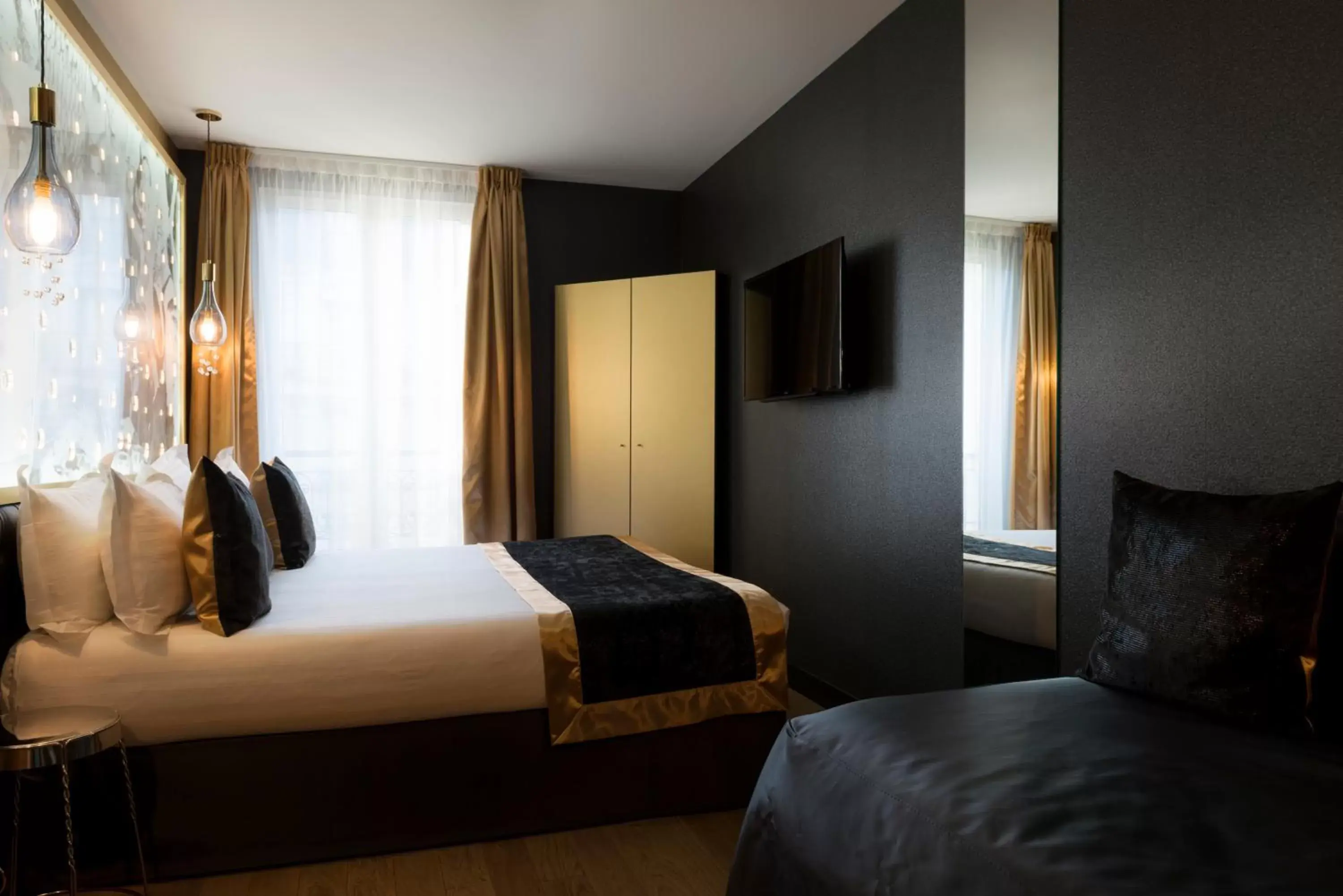 TV and multimedia, Bed in Hotel Les Bulles De Paris