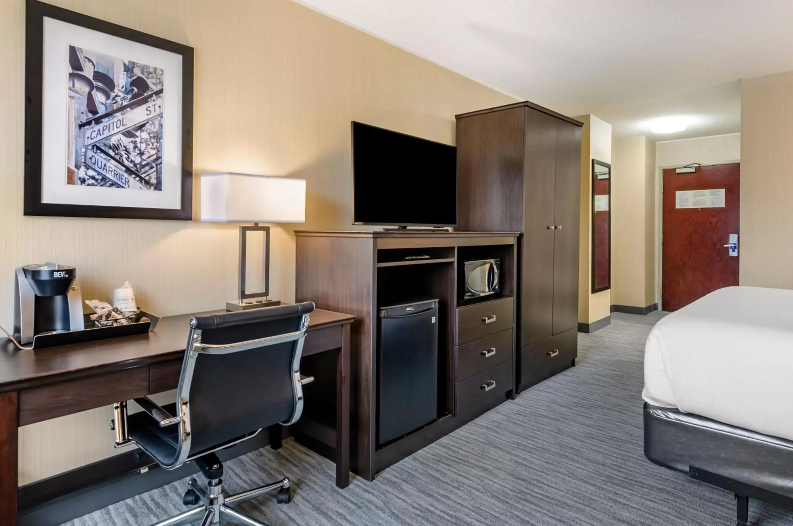 TV and multimedia, TV/Entertainment Center in Best Western Charleston
