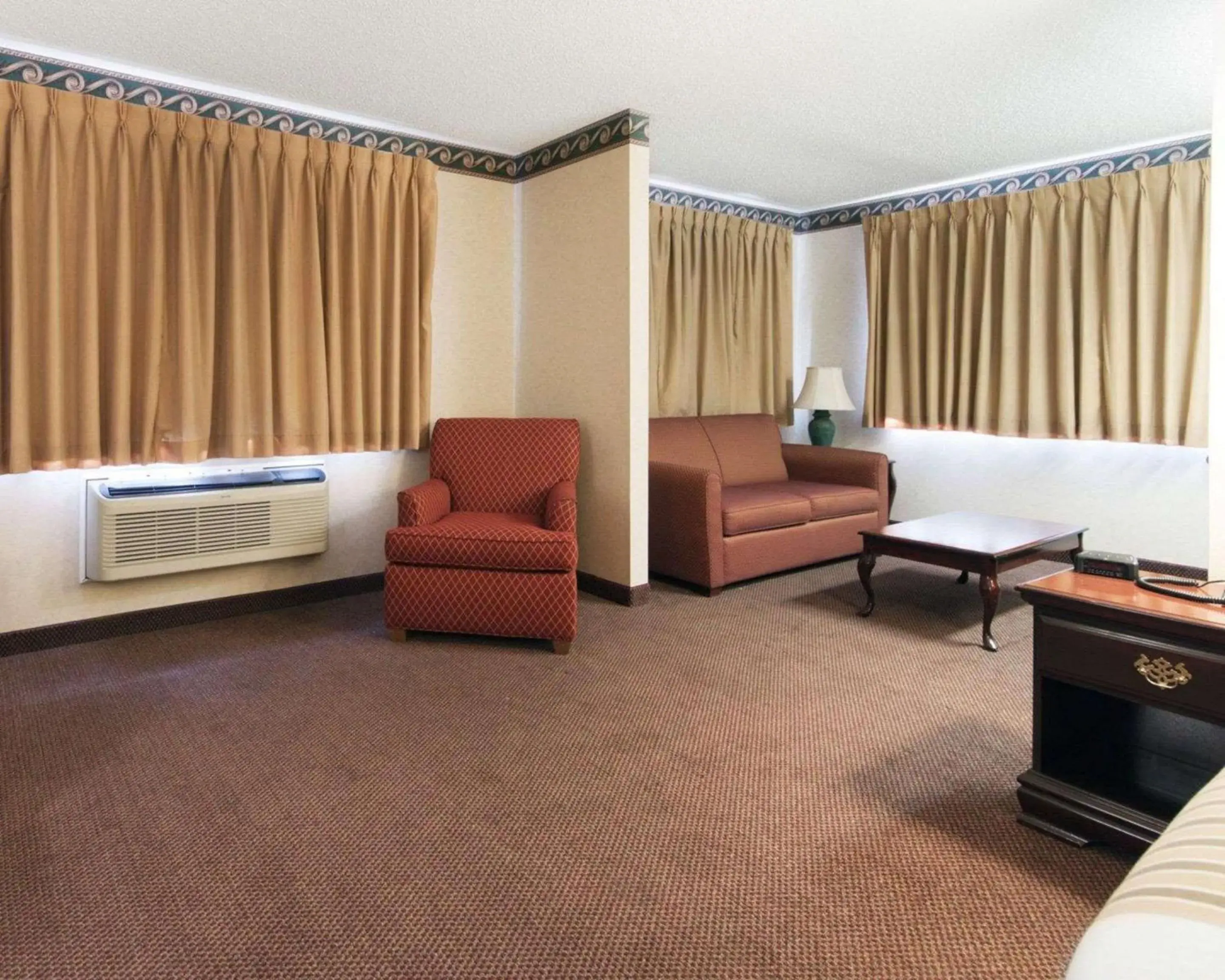 Photo of the whole room, Seating Area in Econo Lodge Inn & Suites