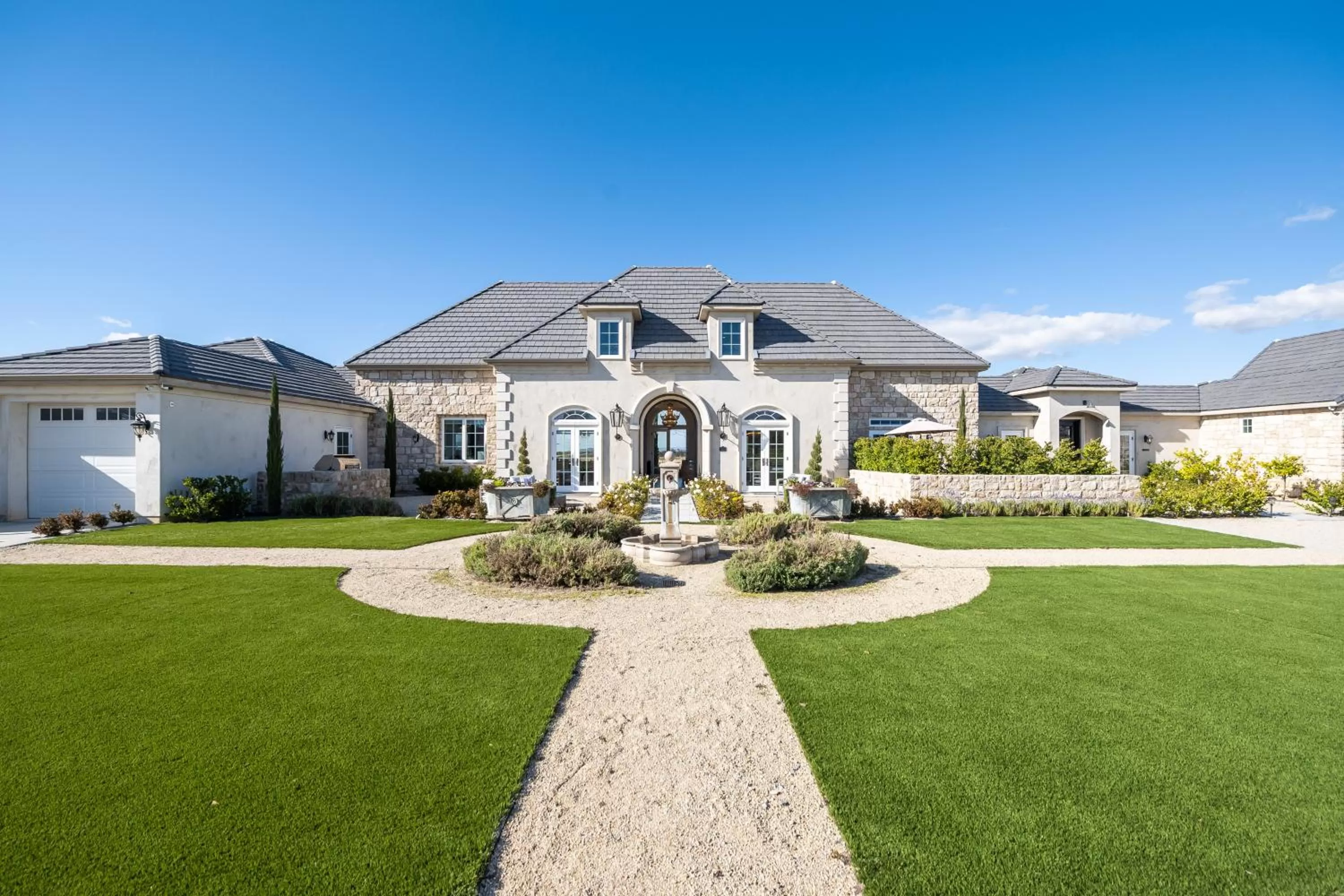 Property building in Domaine Chardonnay