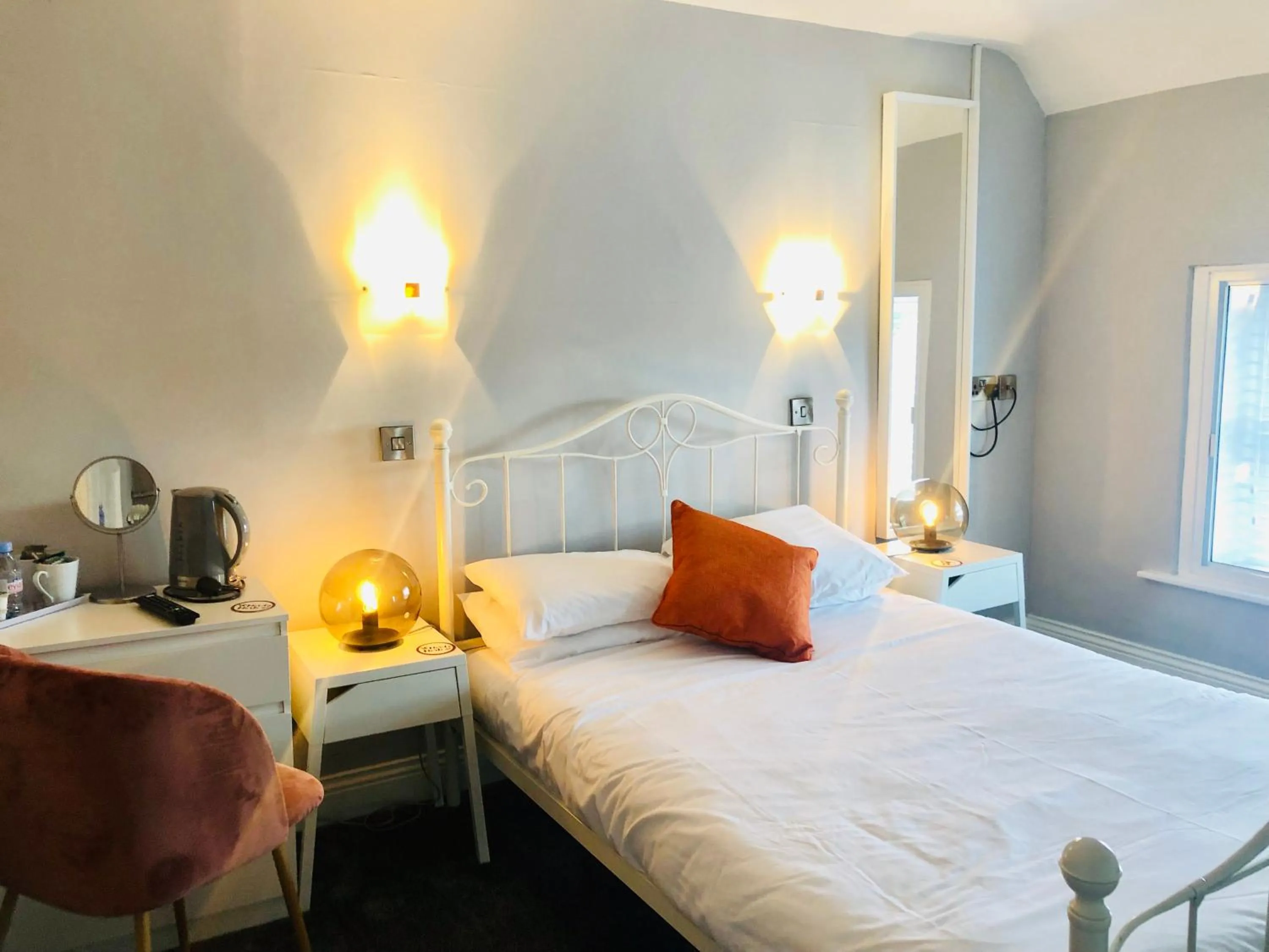 Bedroom, Bed in Hardwick Arms Hotel