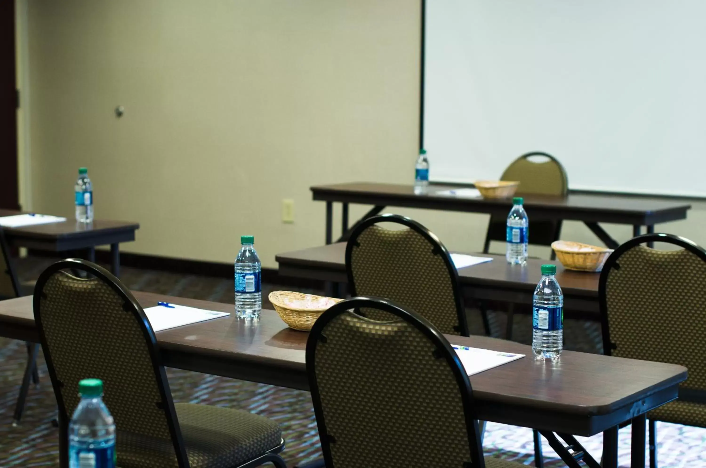 Meeting/conference room, Restaurant/Places to Eat in Holiday Inn Express Hotel & Suites - Concord, an IHG Hotel