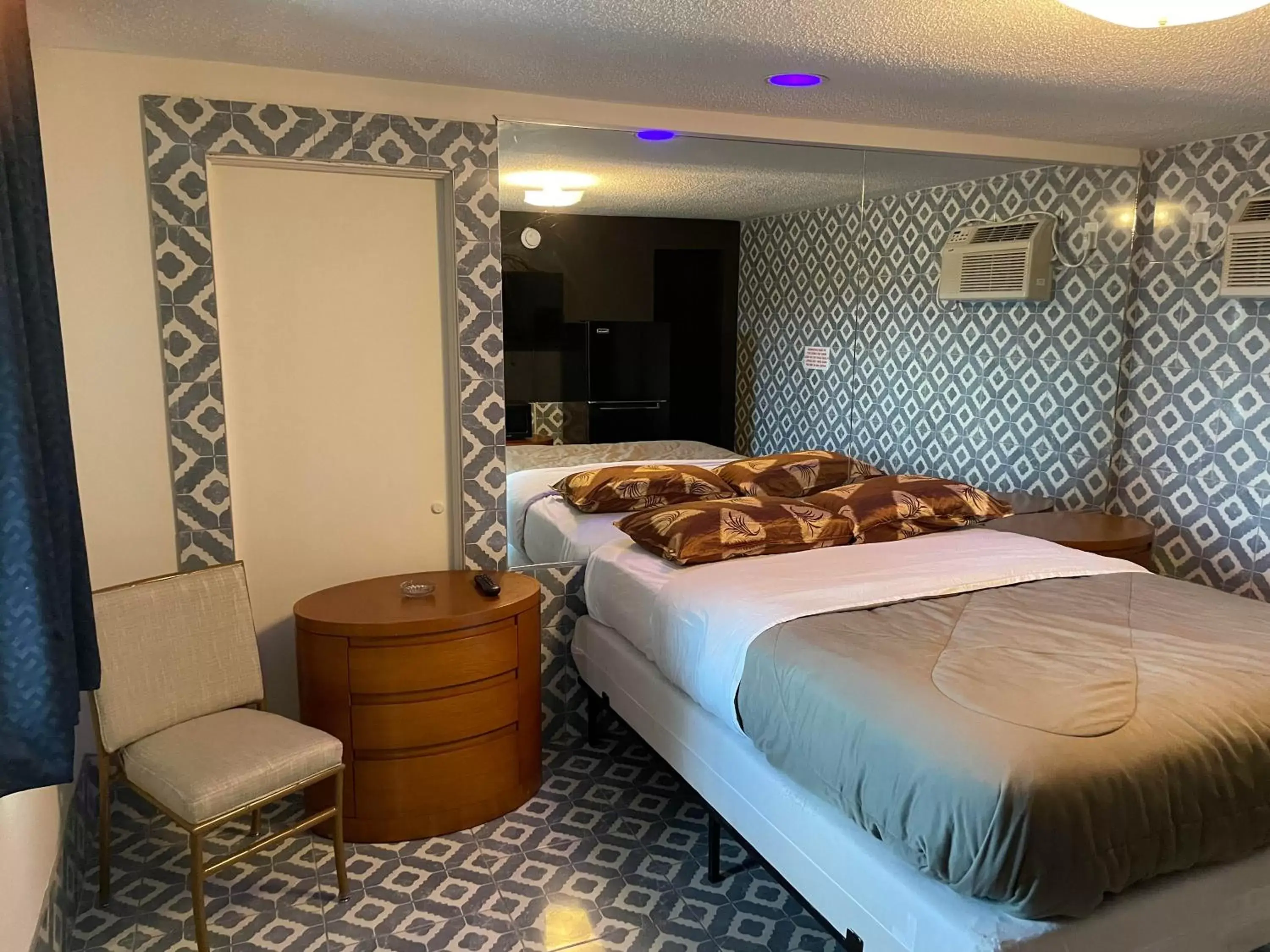 Bedroom, Bed in Carole Motel