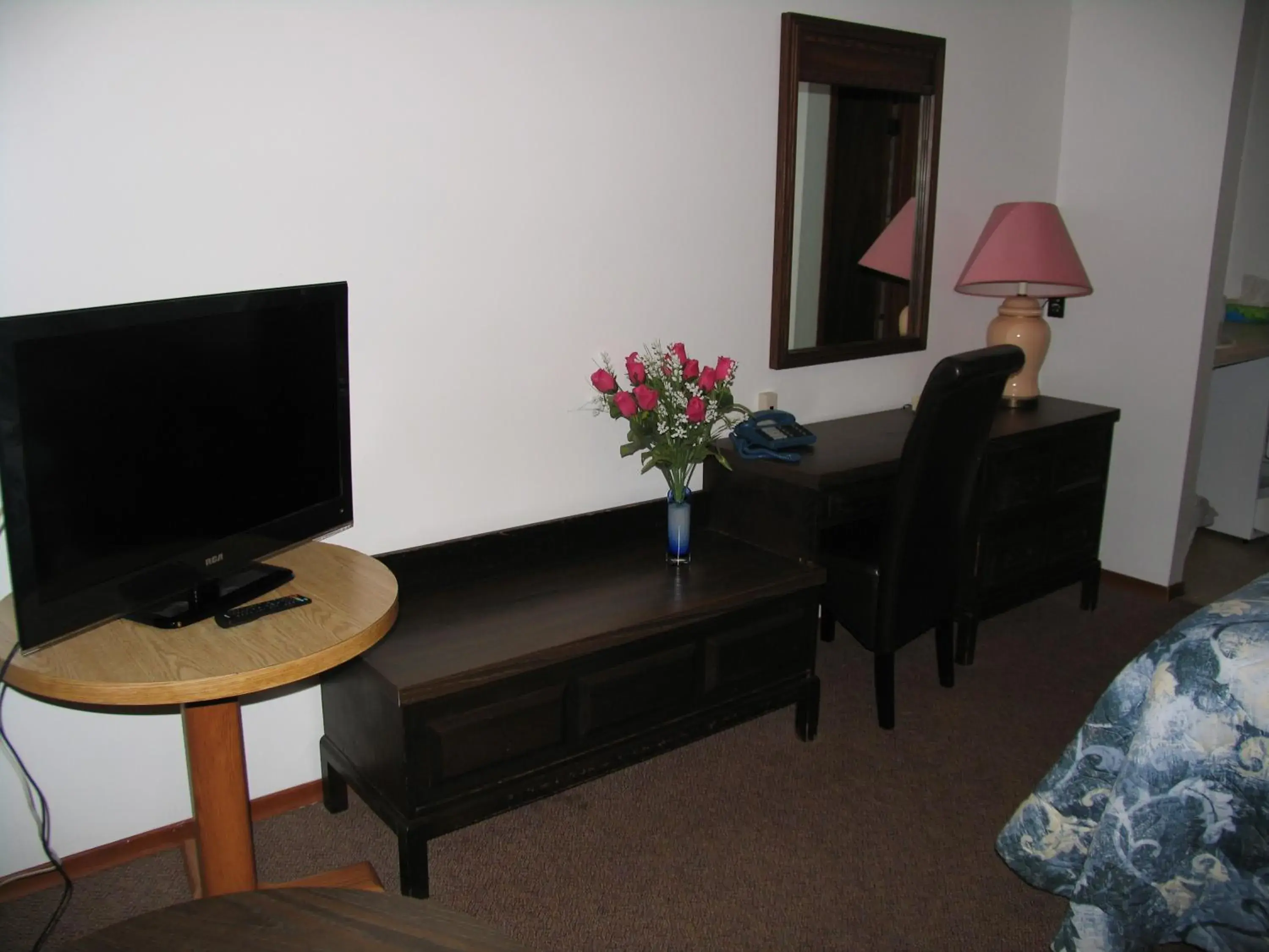 TV and multimedia, TV/Entertainment Center in Seven Oakes Motel