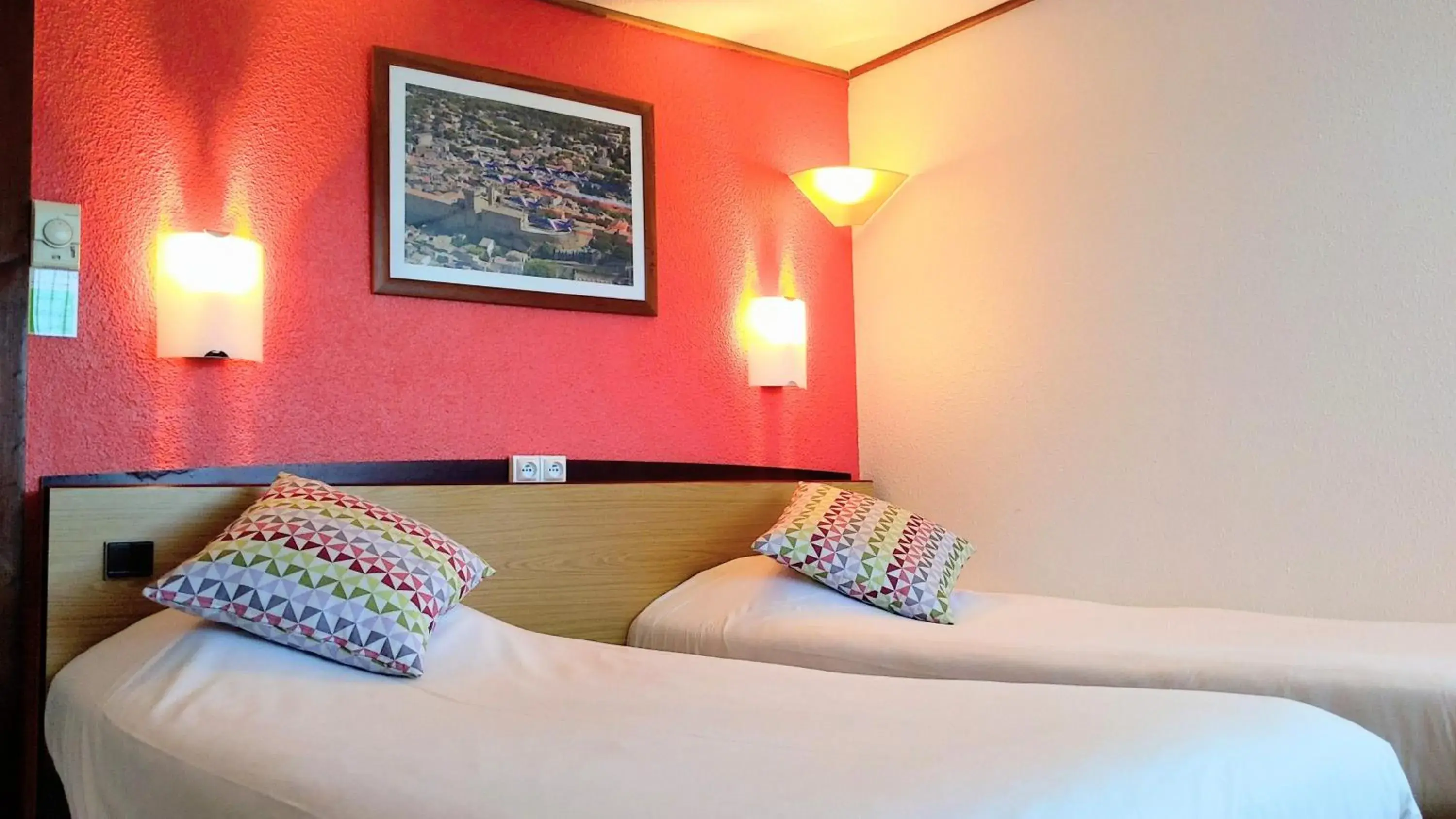 Bedroom, Bed in Campanile Salon-De-Provence