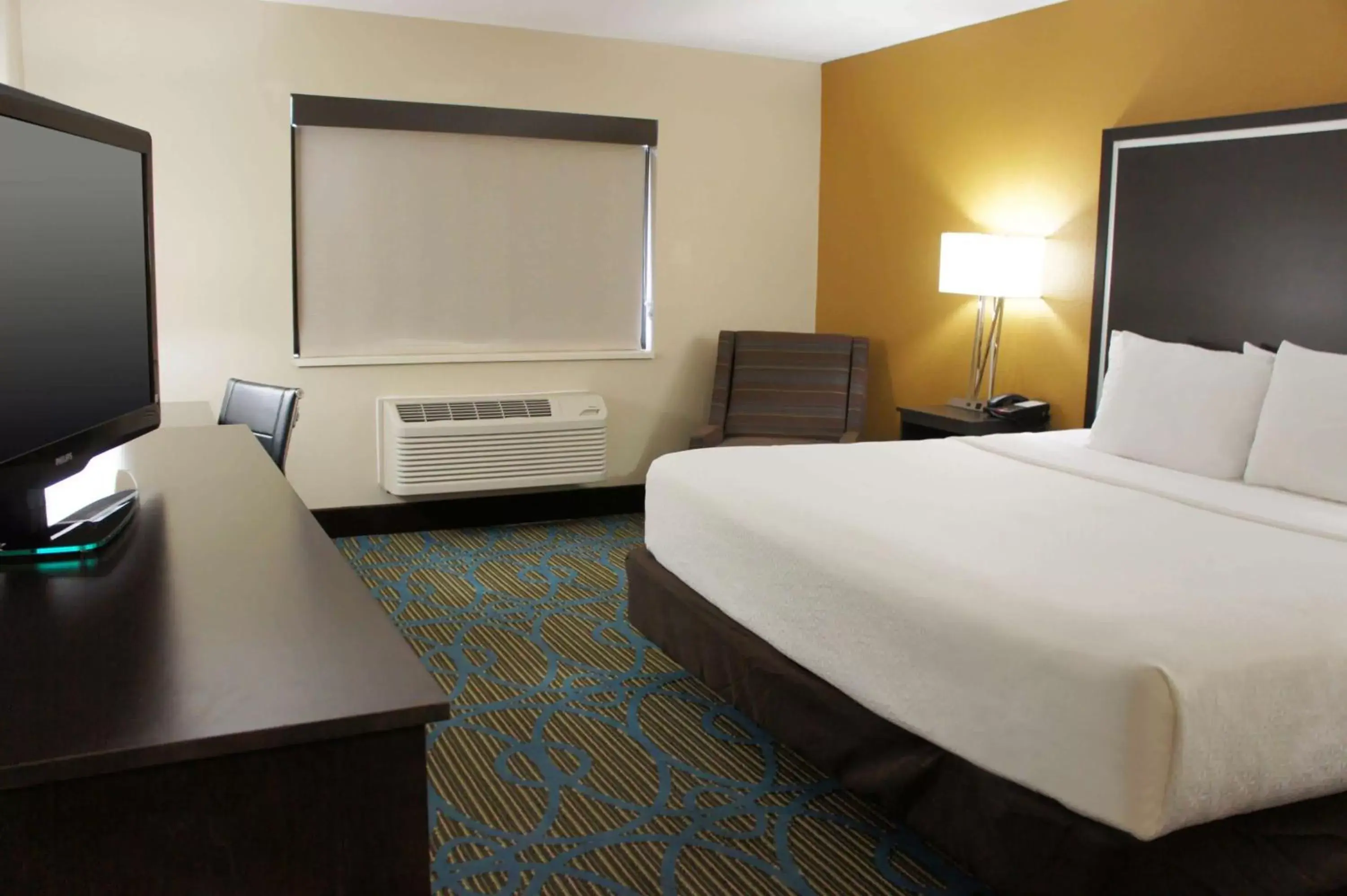 Photo of the whole room, Bed in La Quinta Inn & Suites by Wyndham Emporia