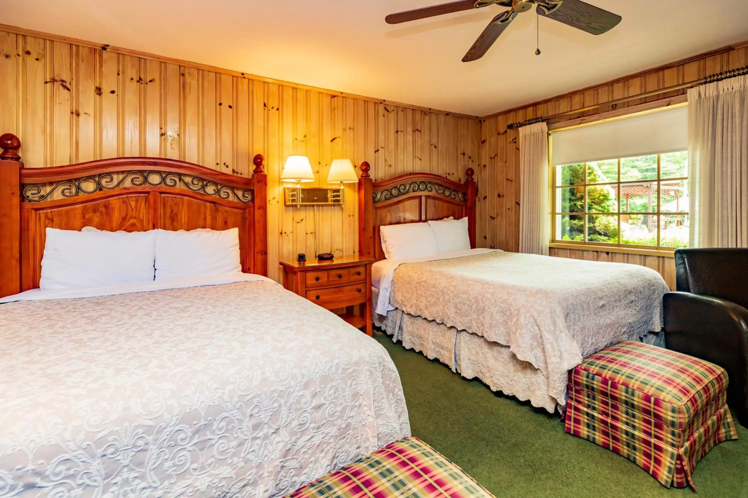 Bedroom, Bed in Azalea Garden Inn