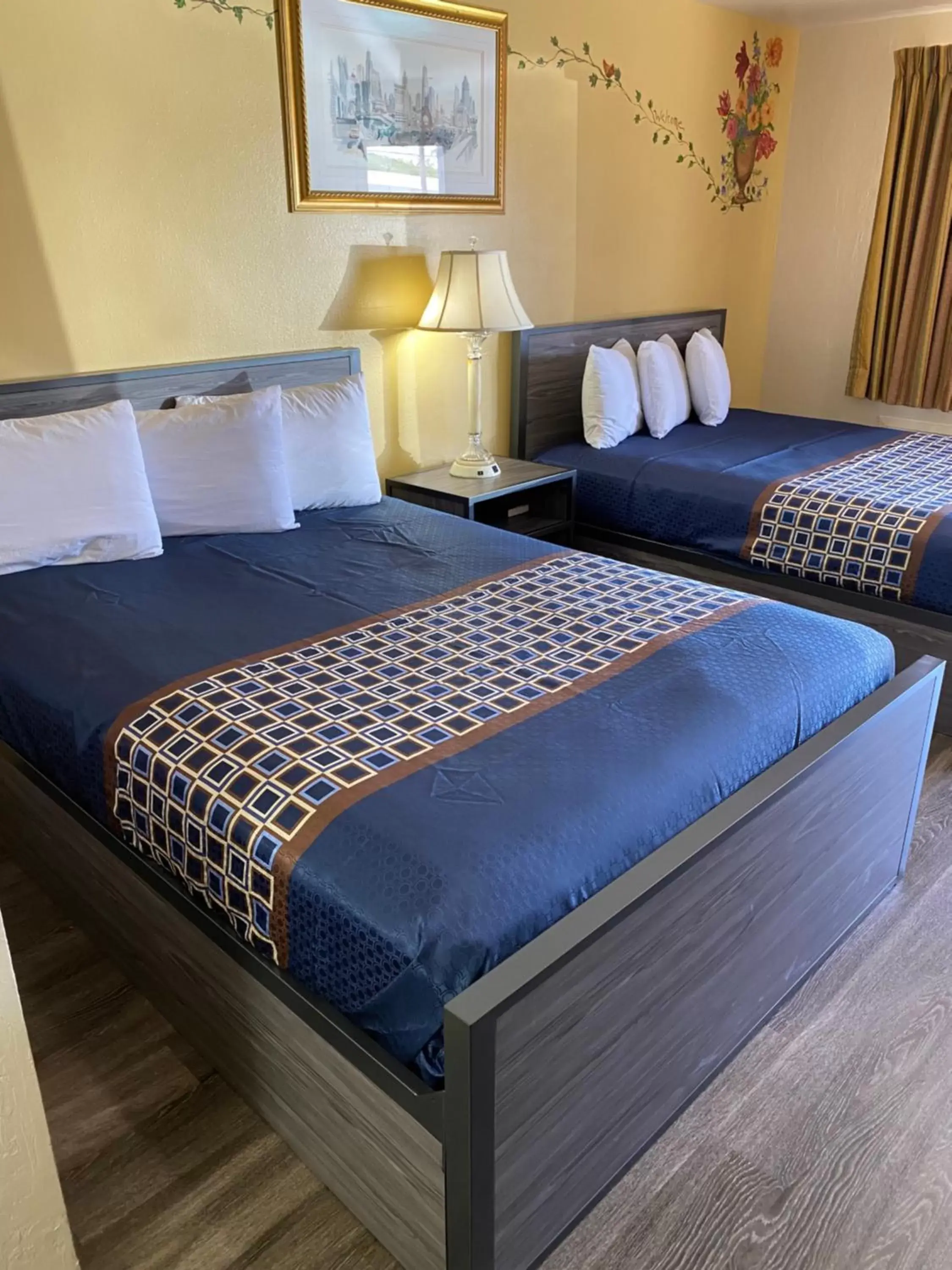 Bedroom, Bed in Americas Best Value Inn - Legend's Inn