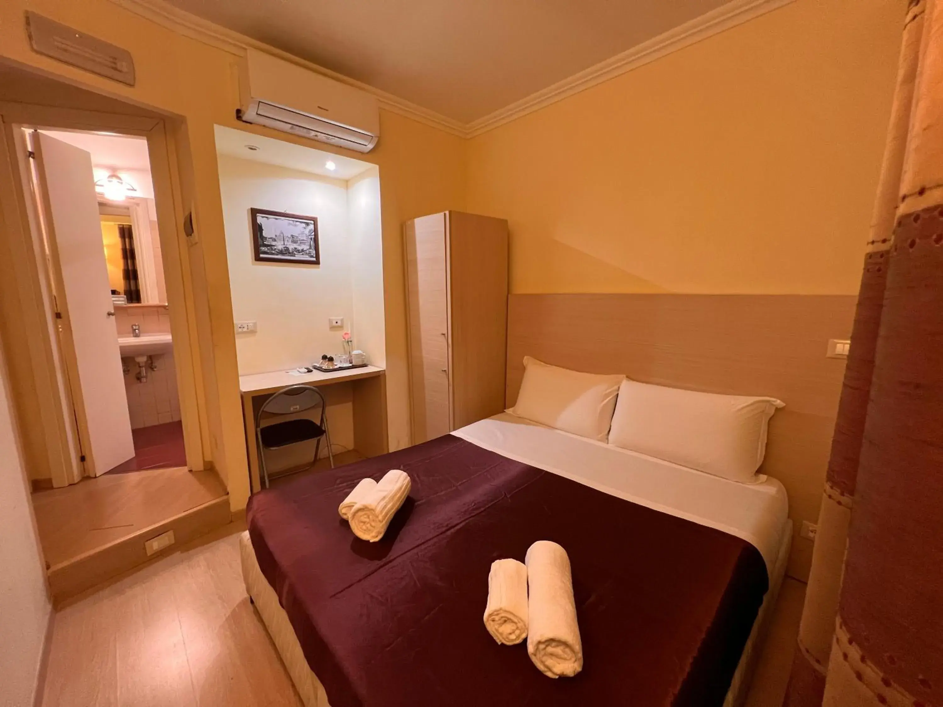 Bed in Booking House Roma 