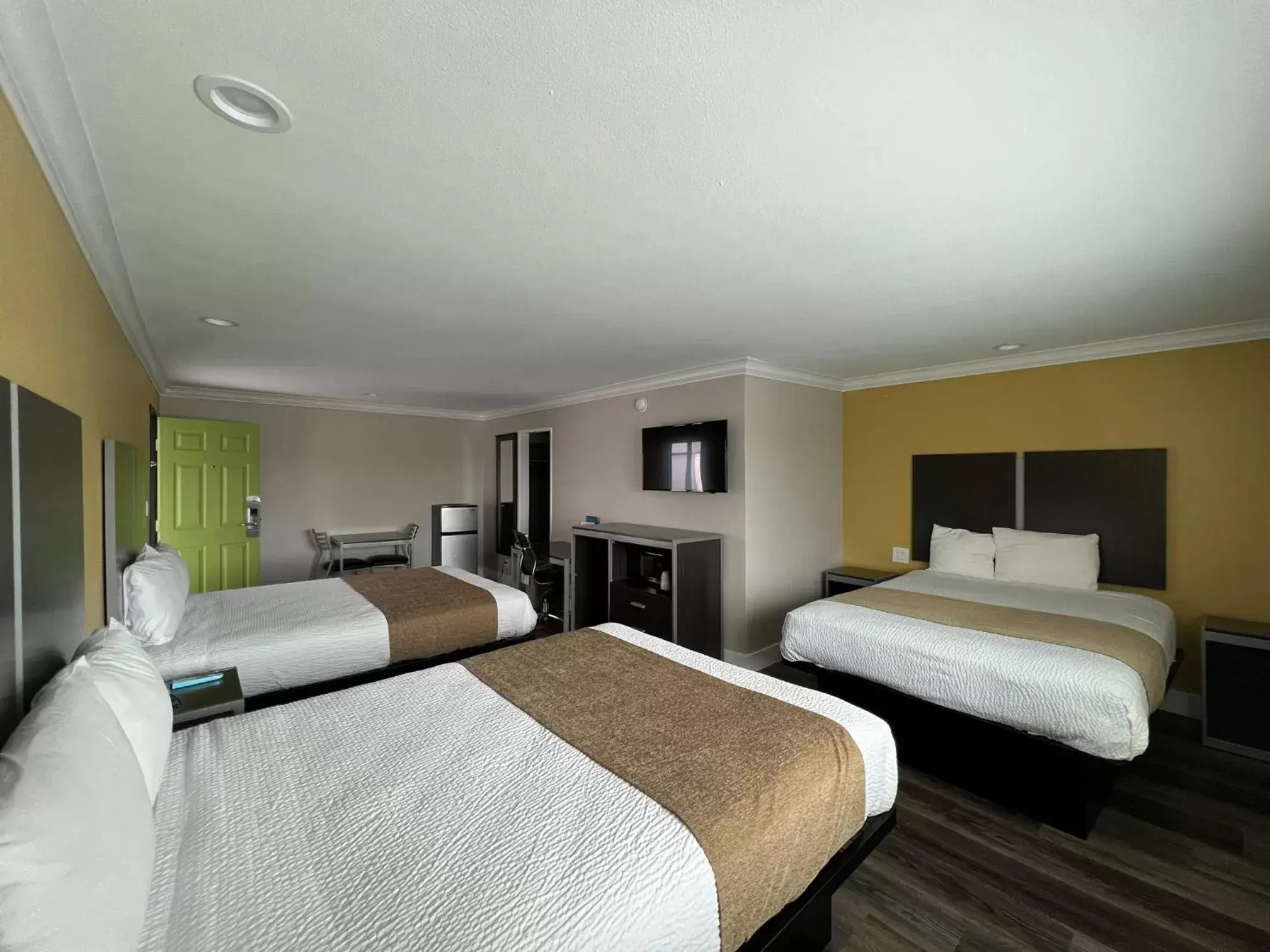 Photo of the whole room, Bed in Deluxe Inn Hawthorne/ LAX