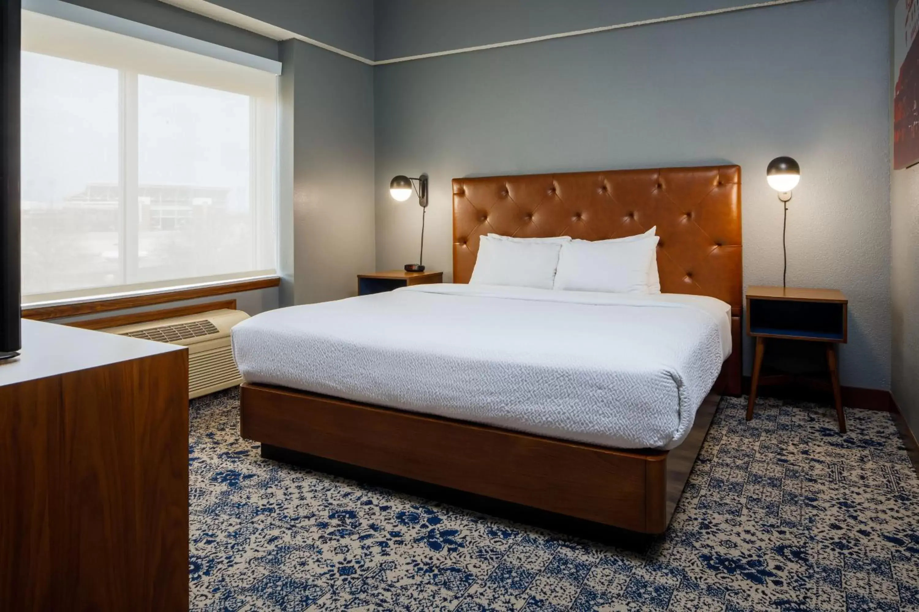 Photo of the whole room, Bed in Four Points by Sheraton Louisville Airport