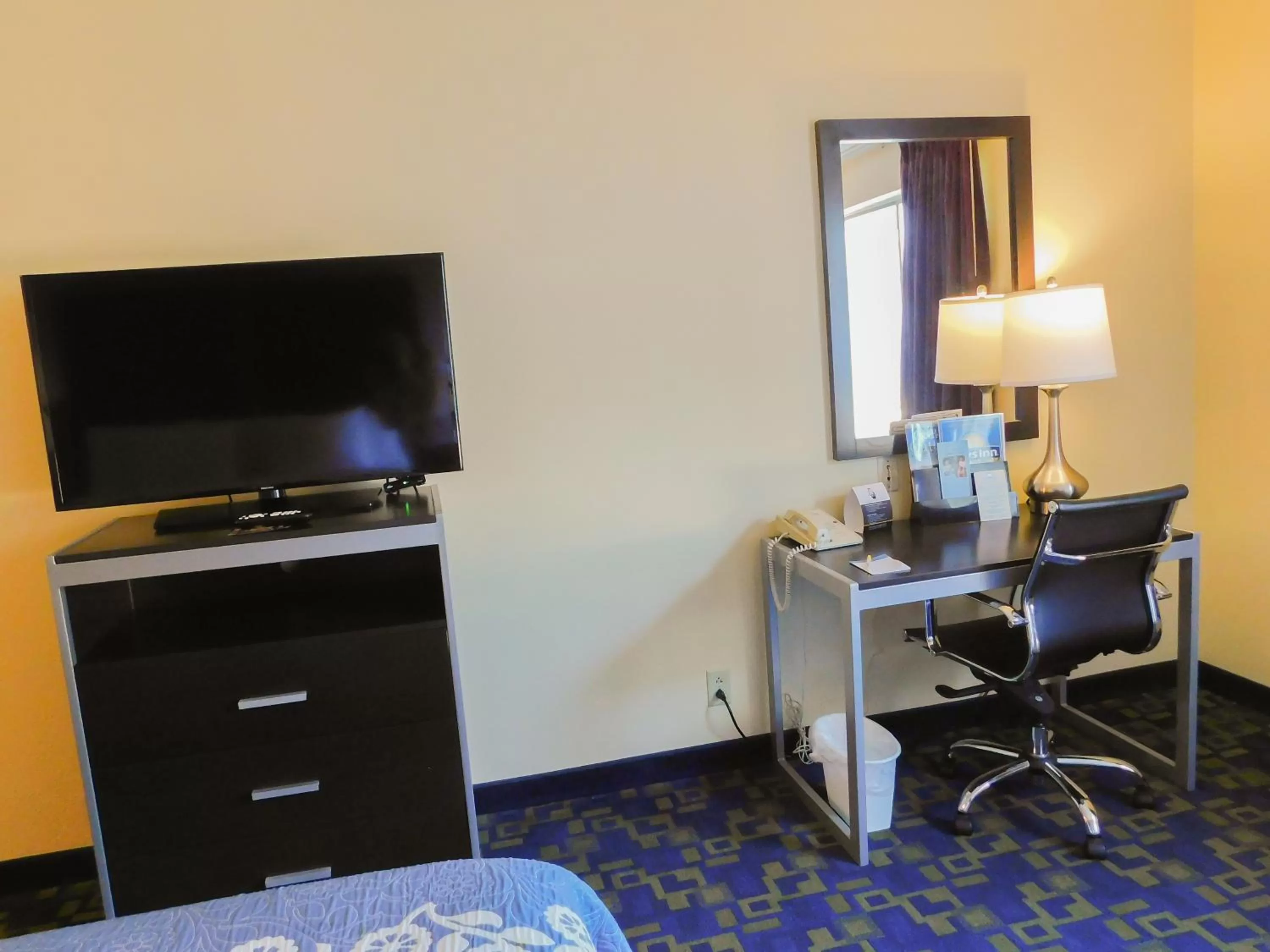 Bed in Days Inn & Suites by Wyndham Pocahontas