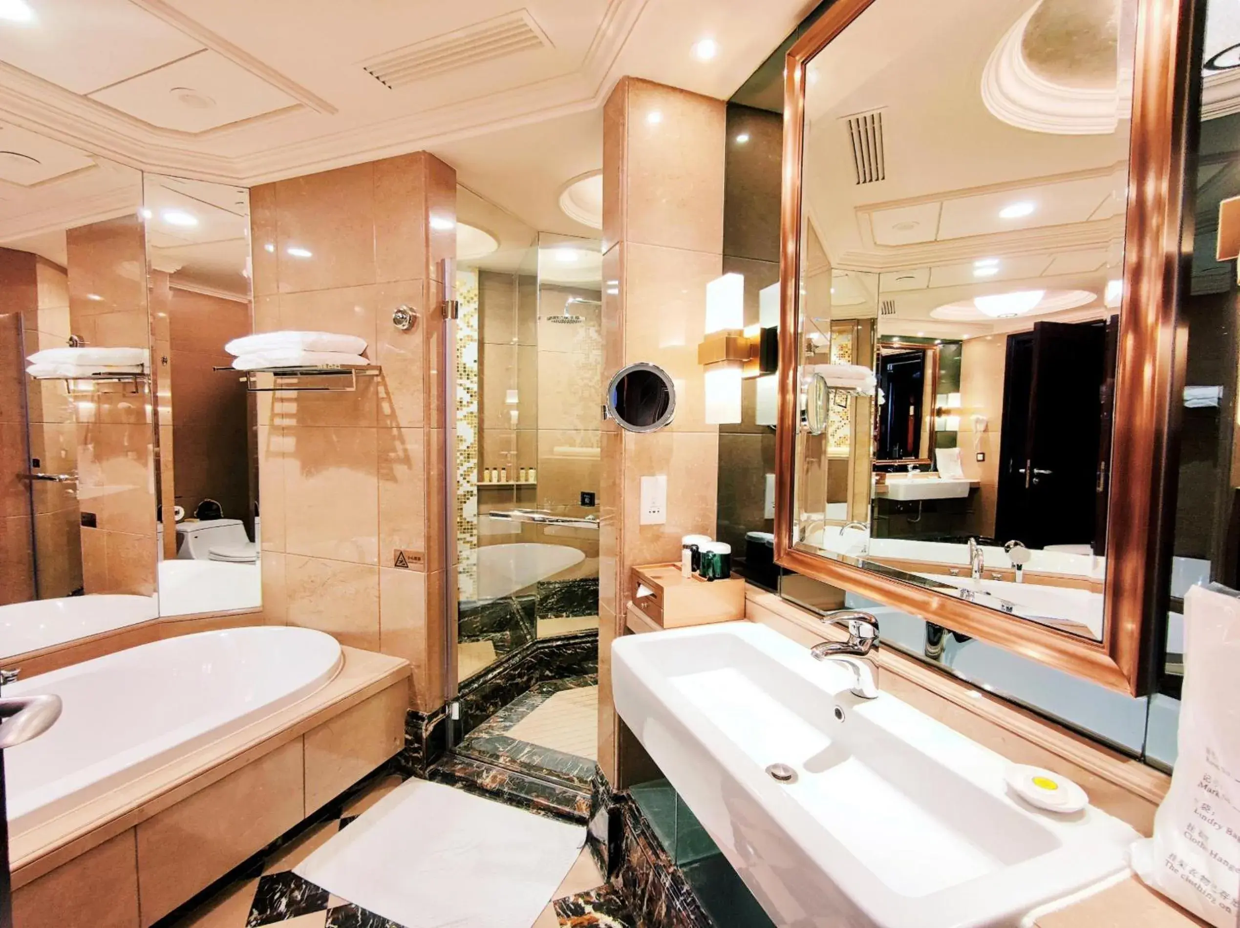 Toilet, Bathroom in Chateau Star River Guangzhou-Chateau Star River Guangzhou-Trade Fair Shuttle Bus