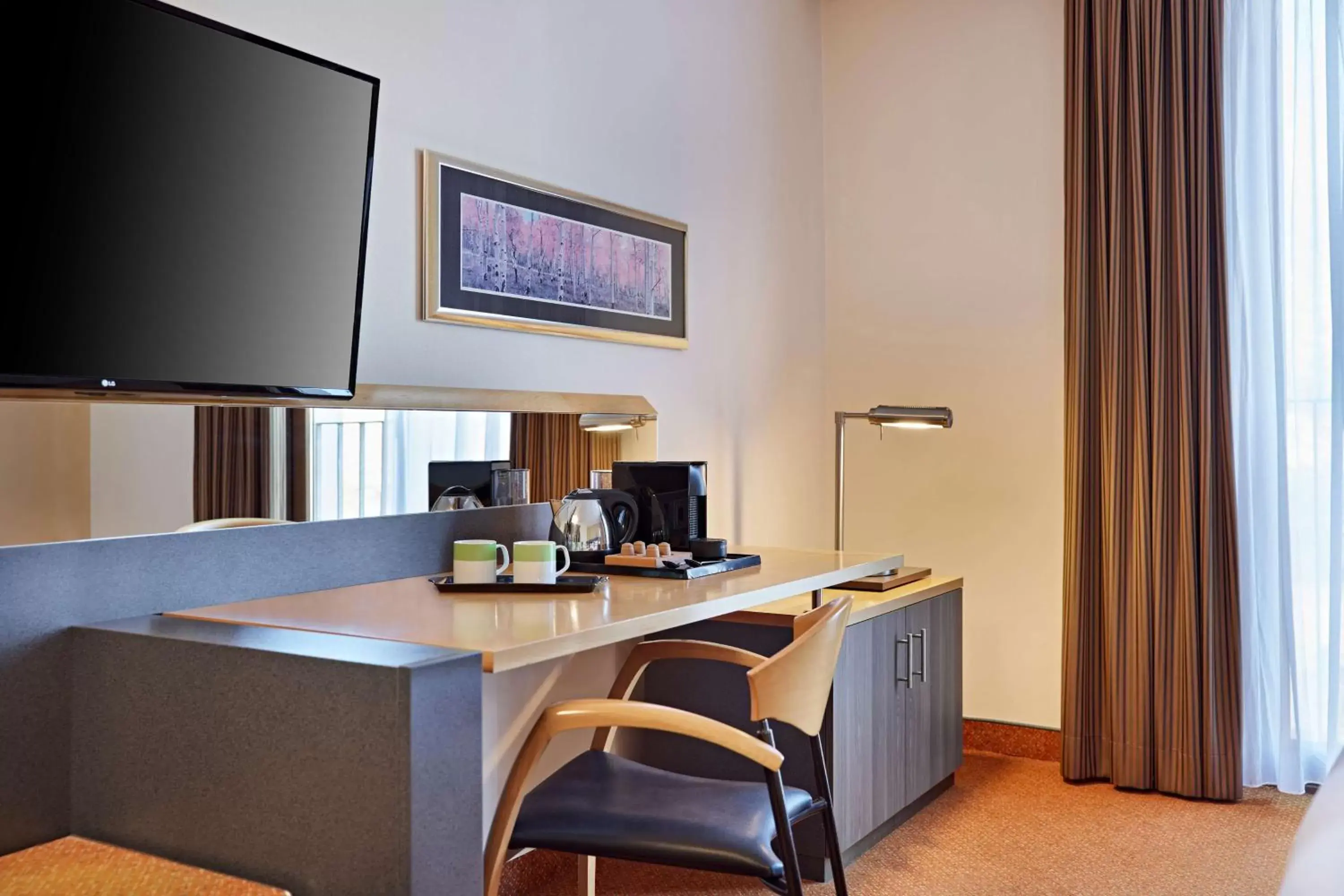 Bedroom, TV/Entertainment Center in Lindner Hotel Leverkusen BayArena, part of JdV by Hyatt