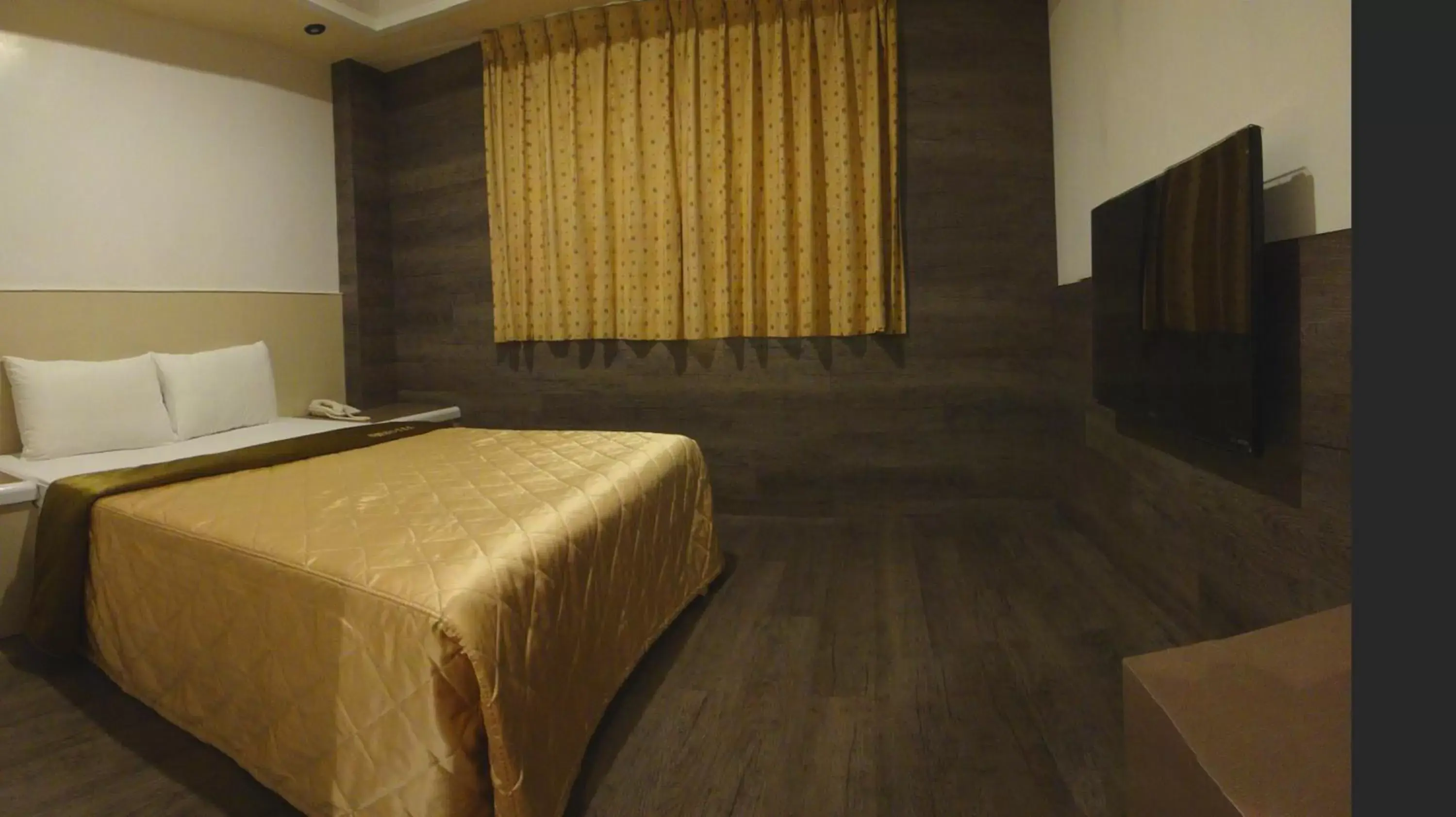 Photo of the whole room, Bed in Hua Yue Hotel