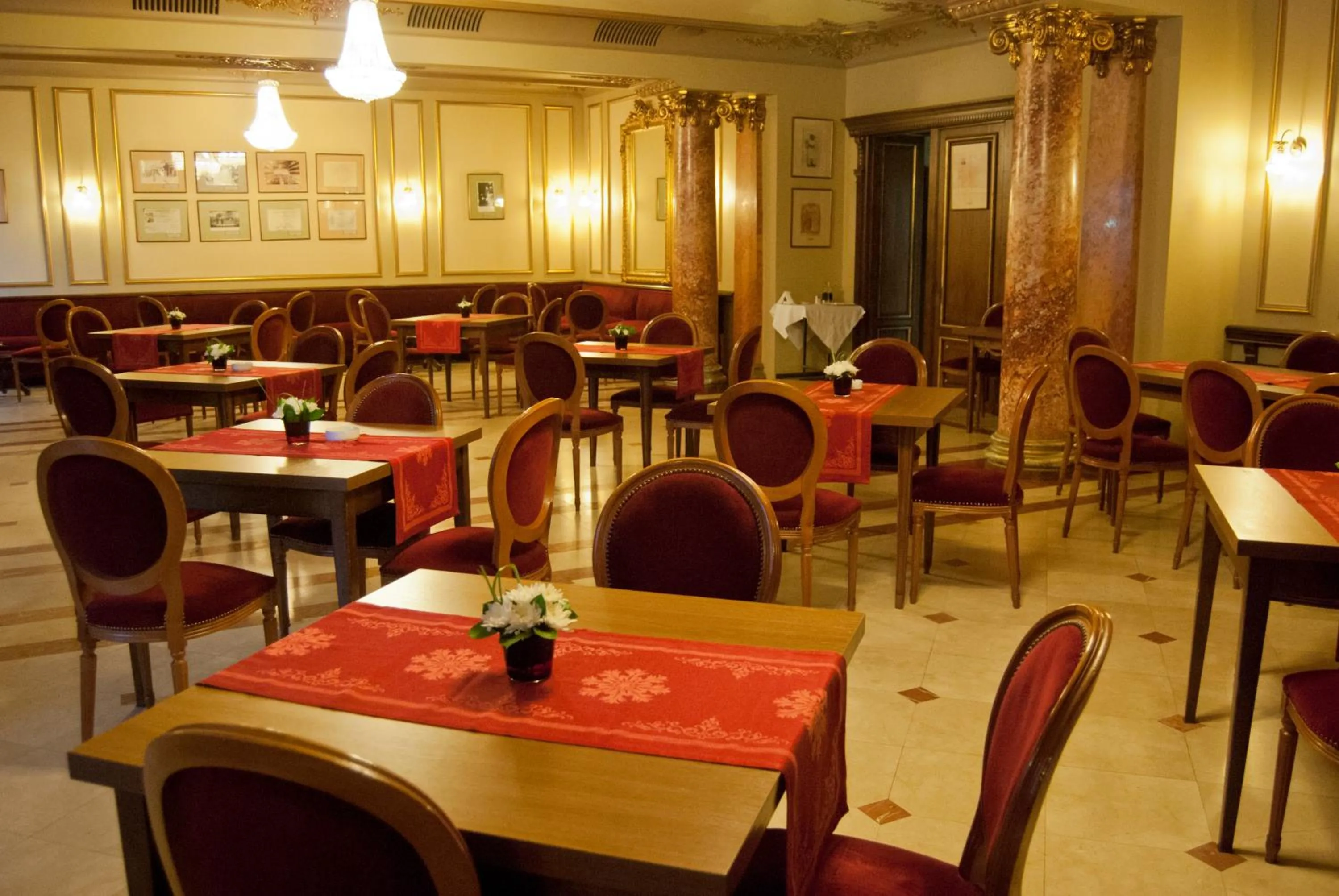 Restaurant/places to eat in Hotel Casa Capsa