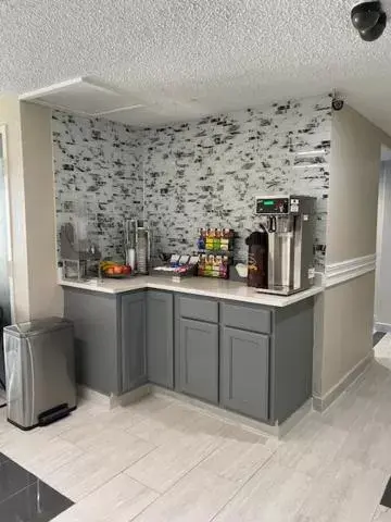 Kitchen/Kitchenette in Hometown Inn & Suites