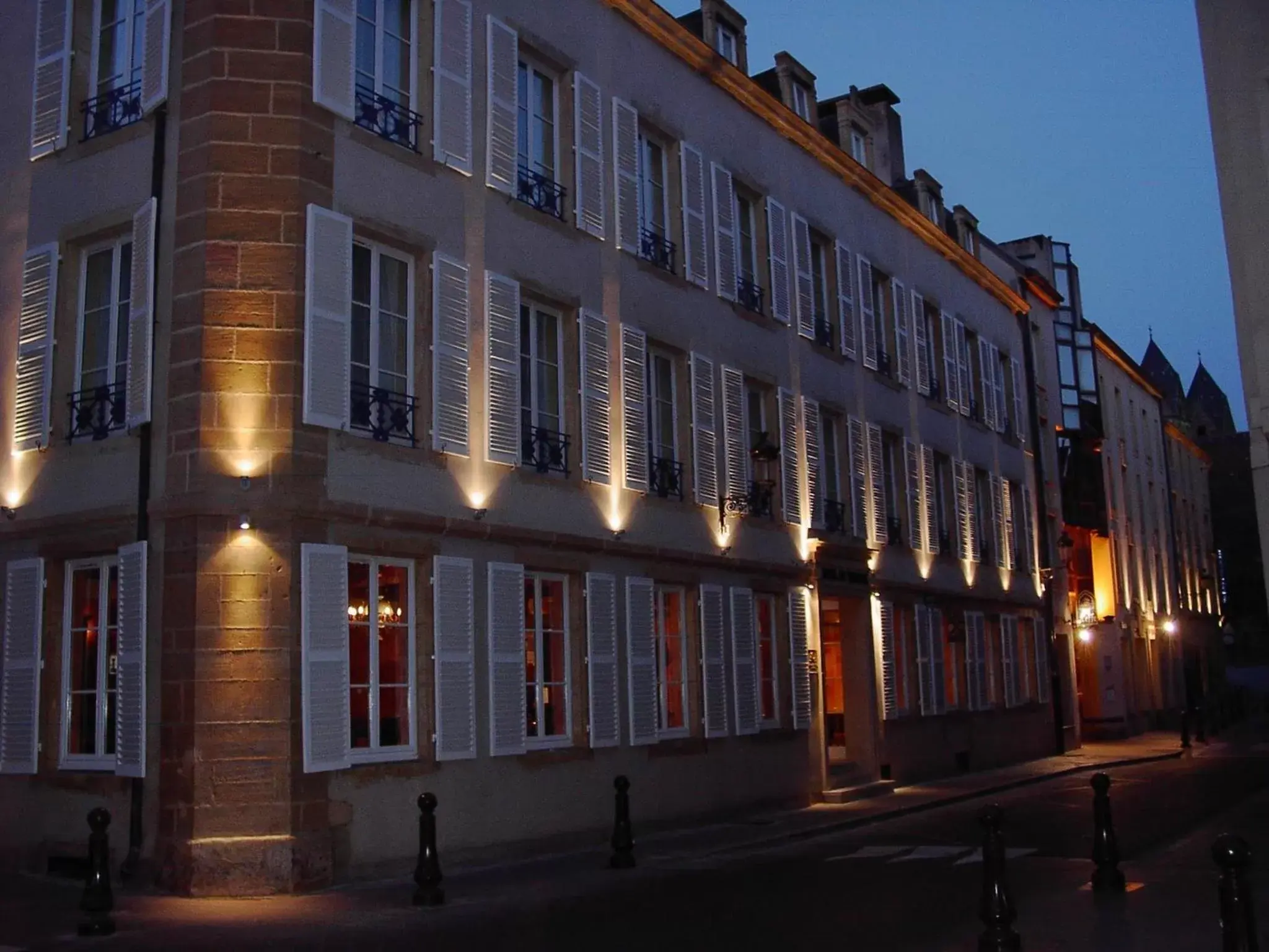 Facade/entrance, Property Building in Hôtel Du Théâtre Centre Historique Parking Gratuit