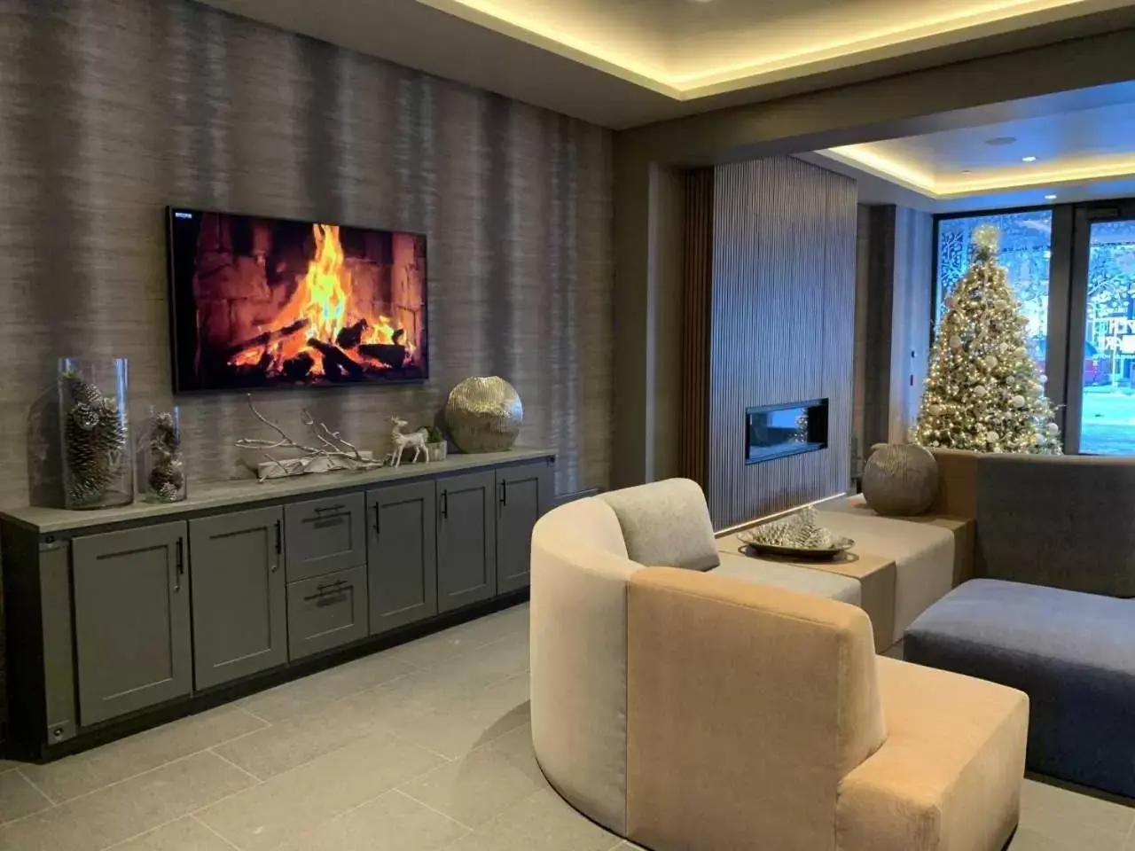 Communal lounge/ TV room, TV/Entertainment Center in Aspen Square Condominium Hotel