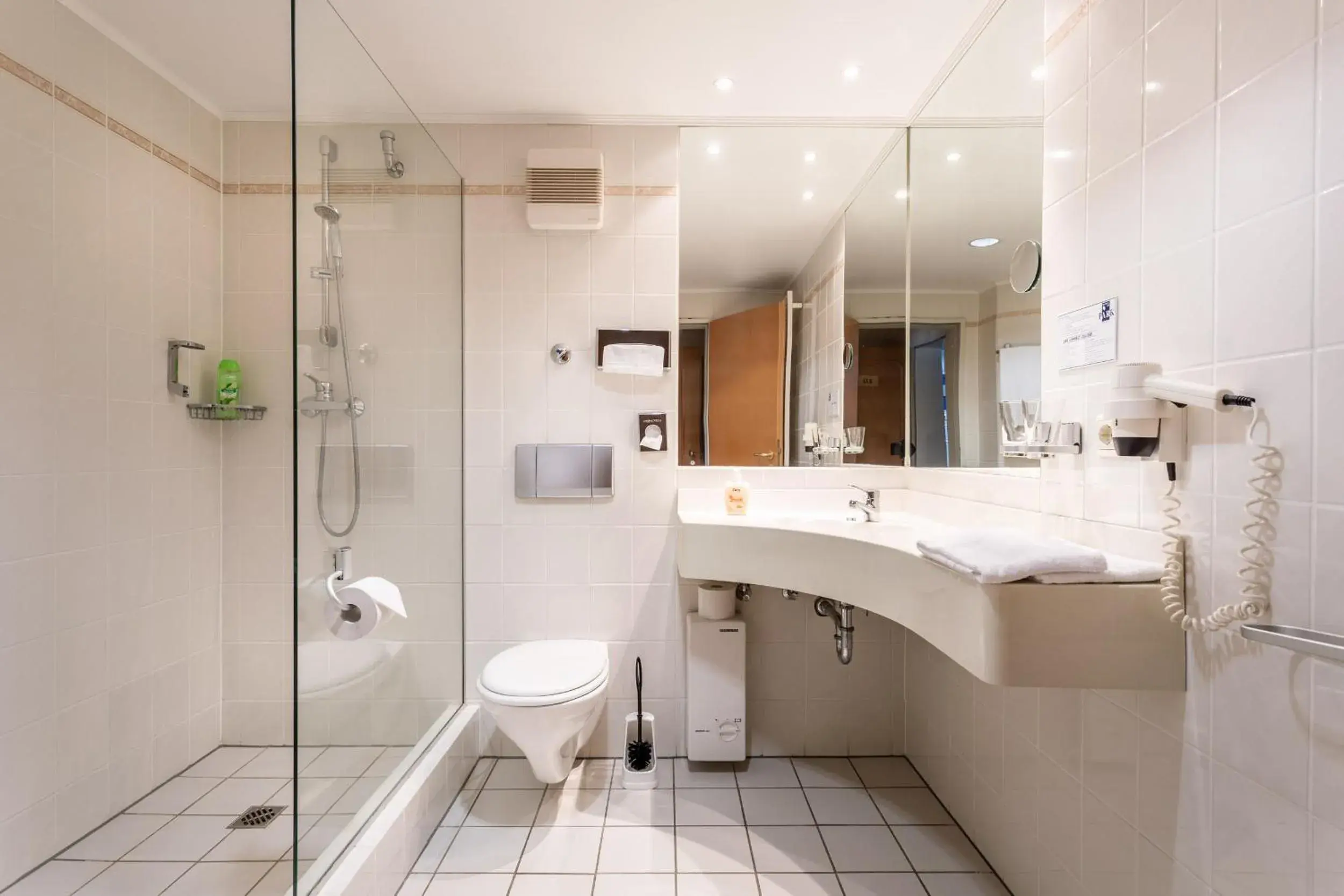 Photo of the whole room, Bathroom in Hotel am Park