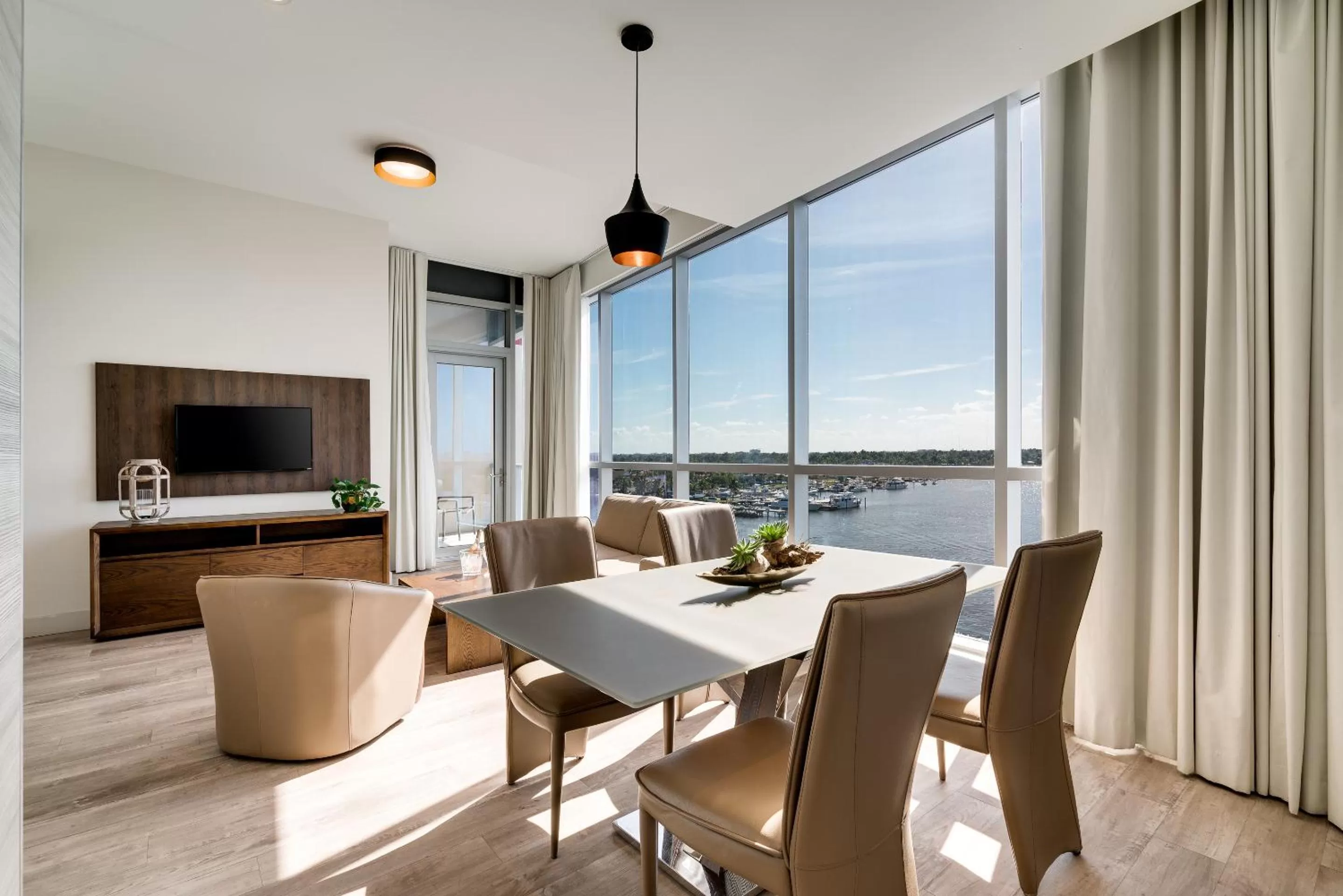 TV and multimedia in Costa Hollywood Beach Resort - An All Suite Hotel