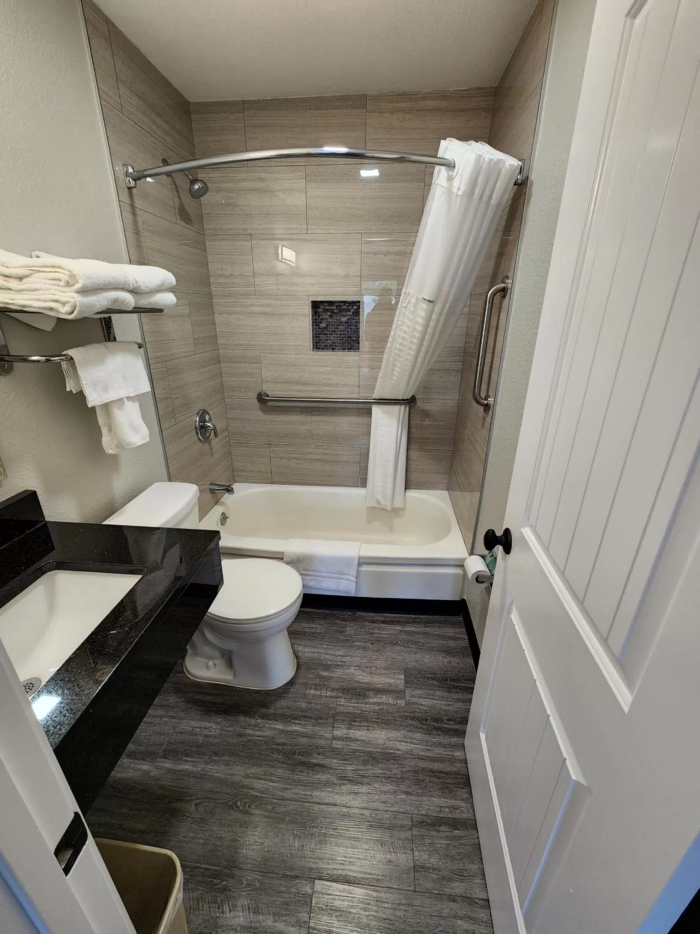 Shower, Bathroom in Executive Lodge