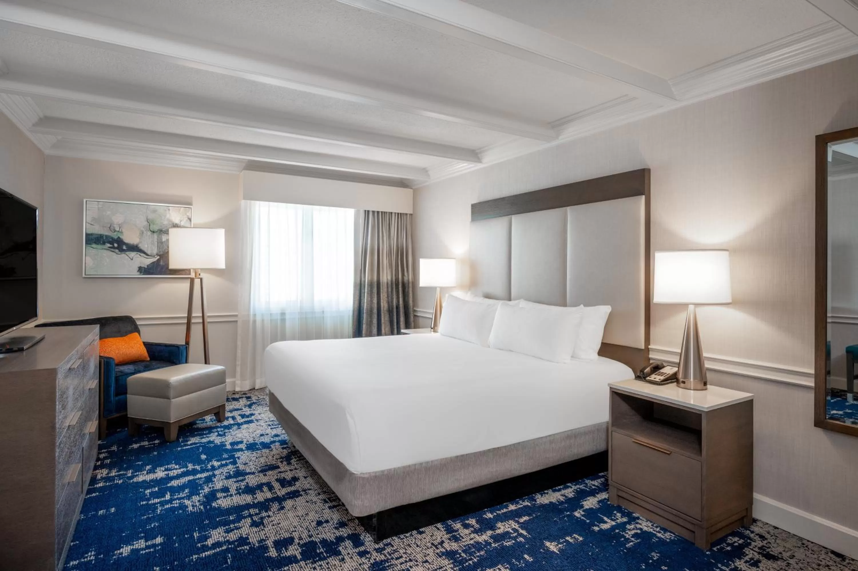 Bedroom, Bed in Crowne Plaza Albany - The Desmond Hotel