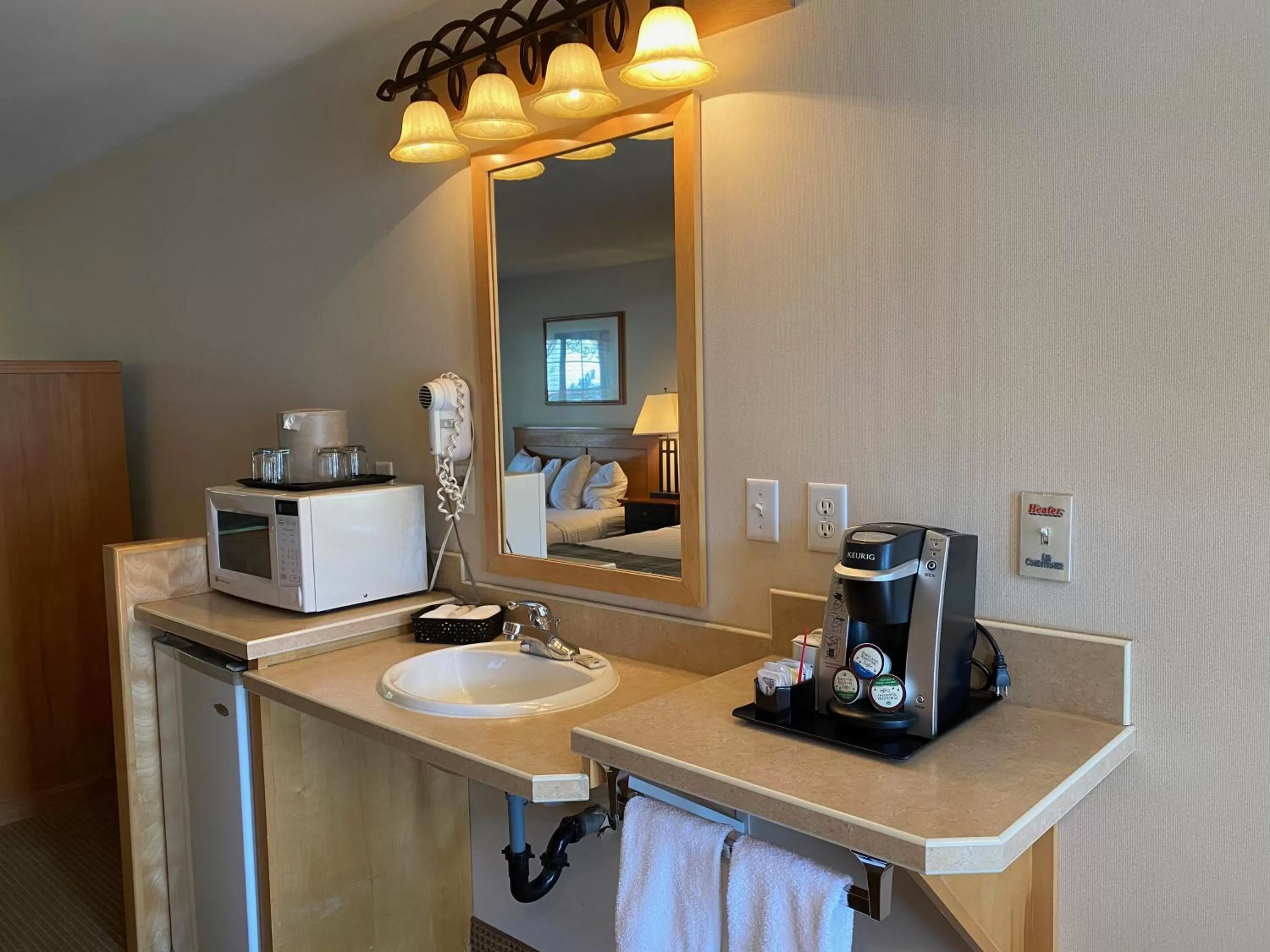 Kitchen or kitchenette in Cousin's Country Inn