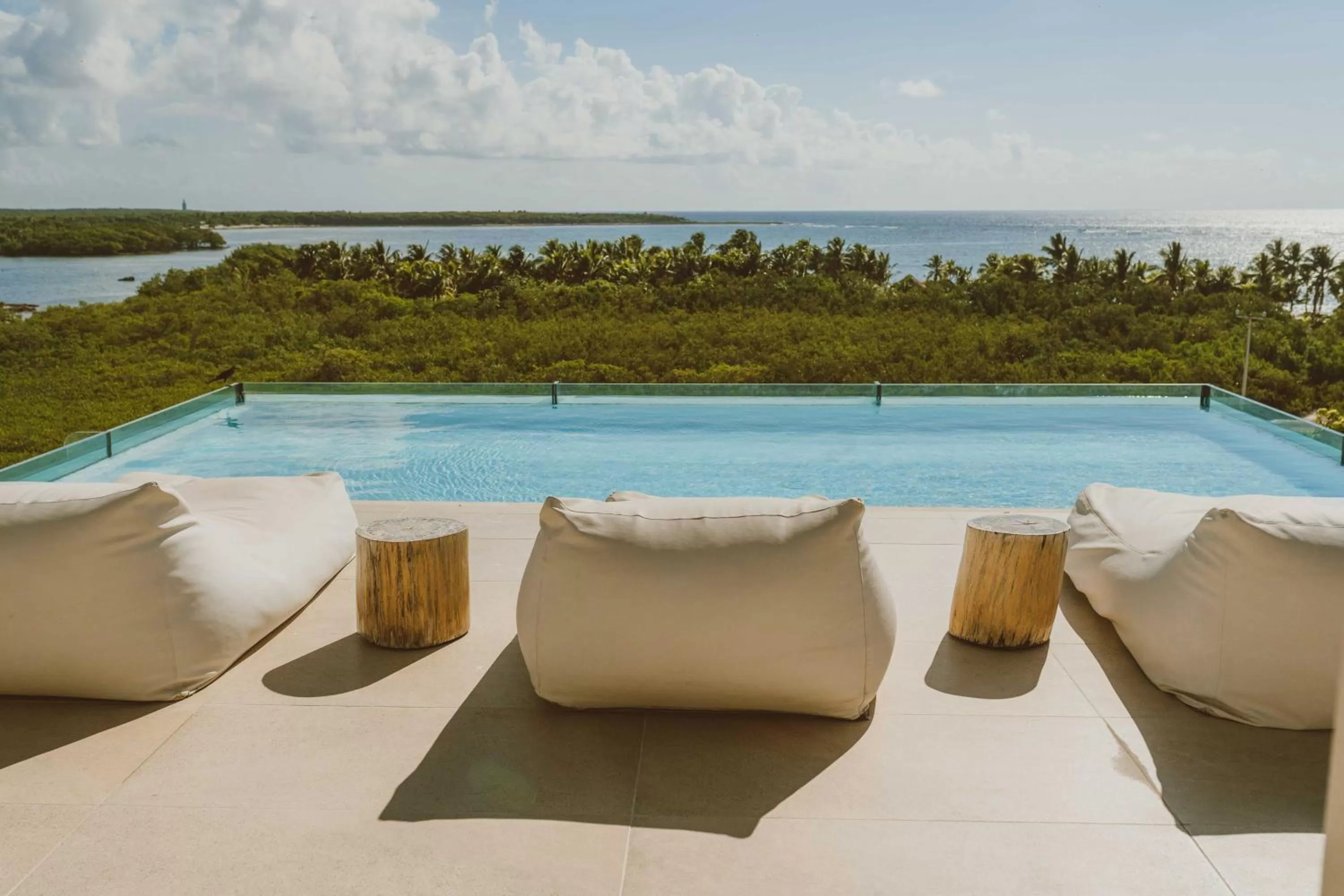 Swimming pool in Jashita Hotel