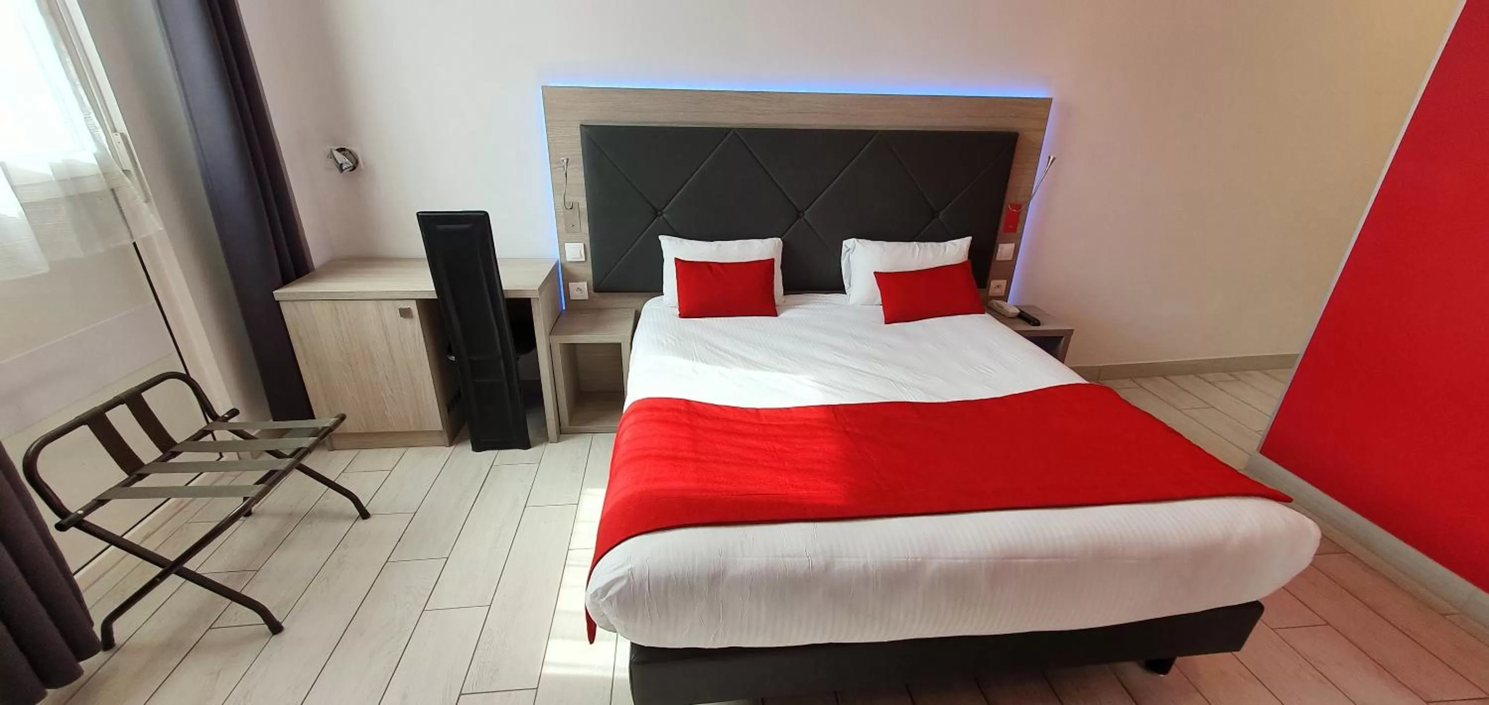 Photo of the whole room, Bed in Hôtel Port Beach