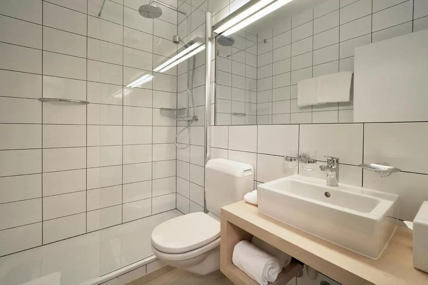 Shower, Bathroom in Hotel des Alpes