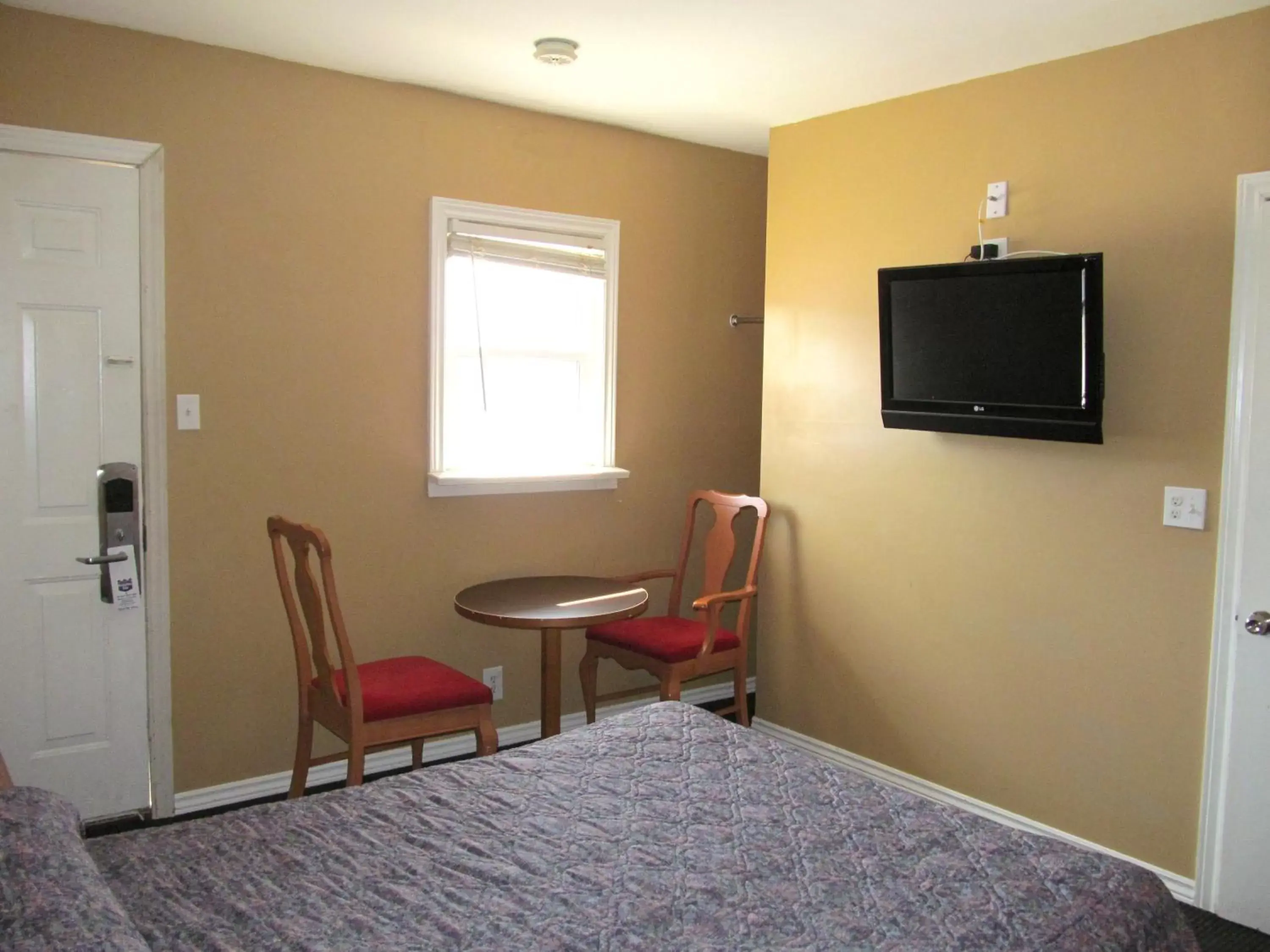 Bed, TV/Entertainment Center in Knights Inn London Ontario