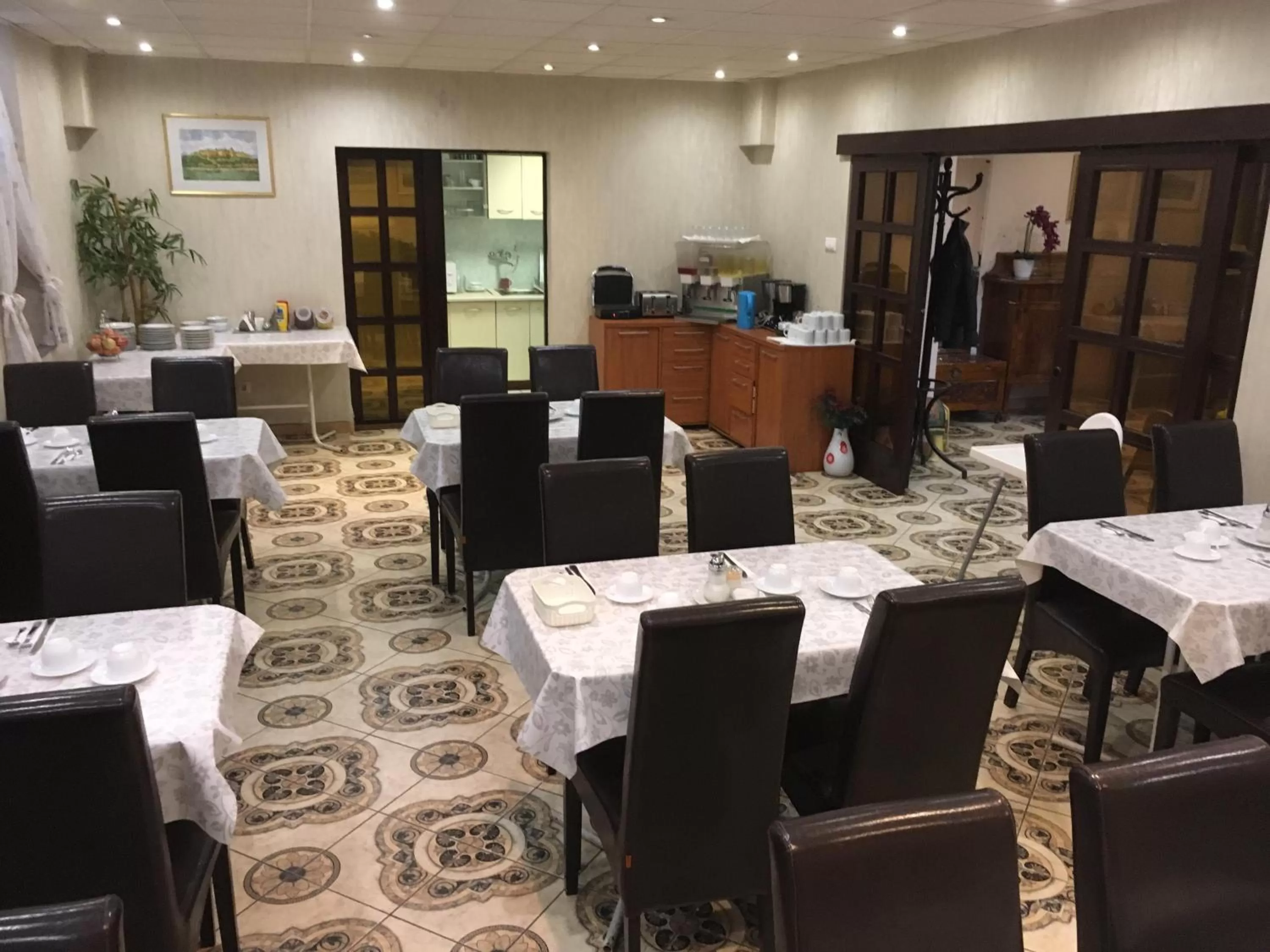 Restaurant/places to eat in Richter Pansion