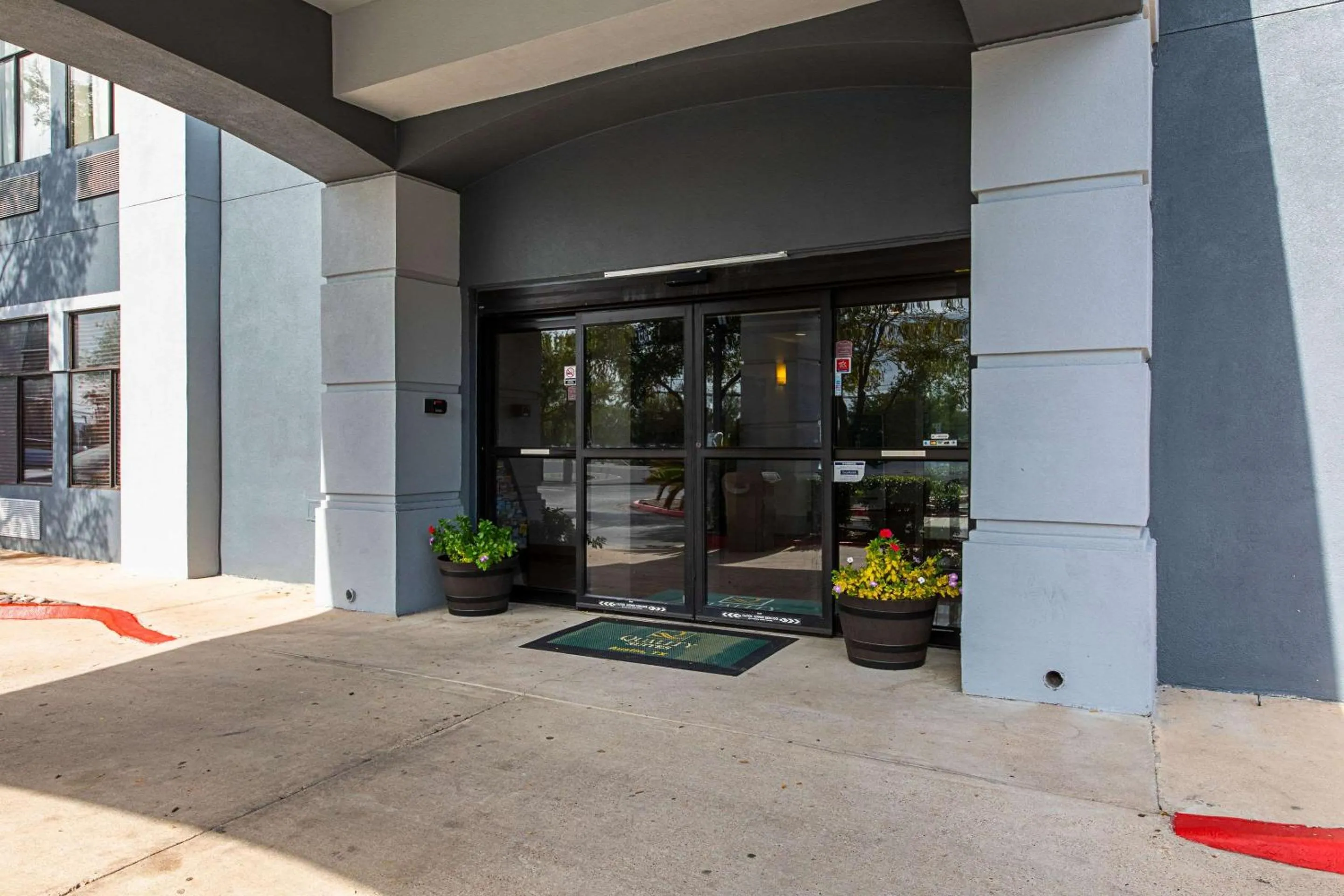 Property building in Quality Suites Austin South Street Elmo District