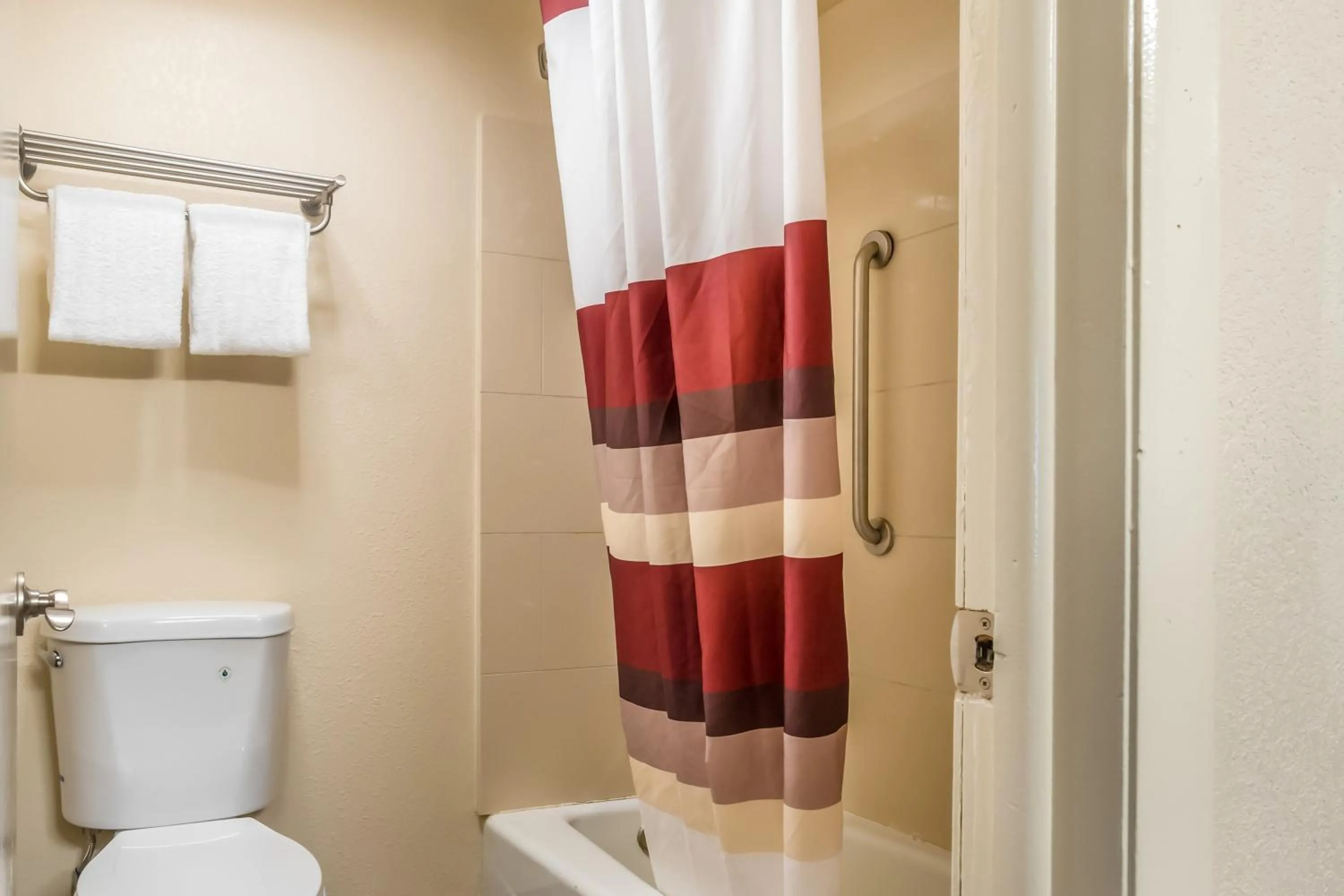 Bathroom in Red Roof Inn Chicago-Alsip