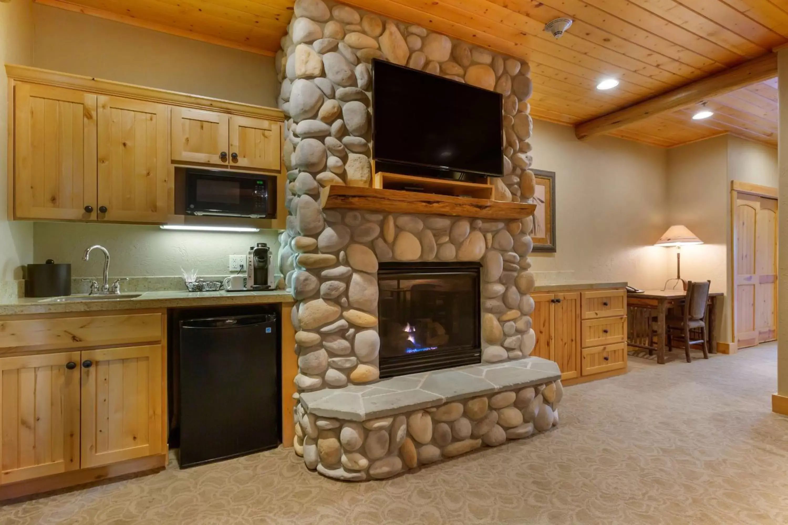 Photo of the whole room, Kitchen/Kitchenette in Best Western Ponderosa Lodge